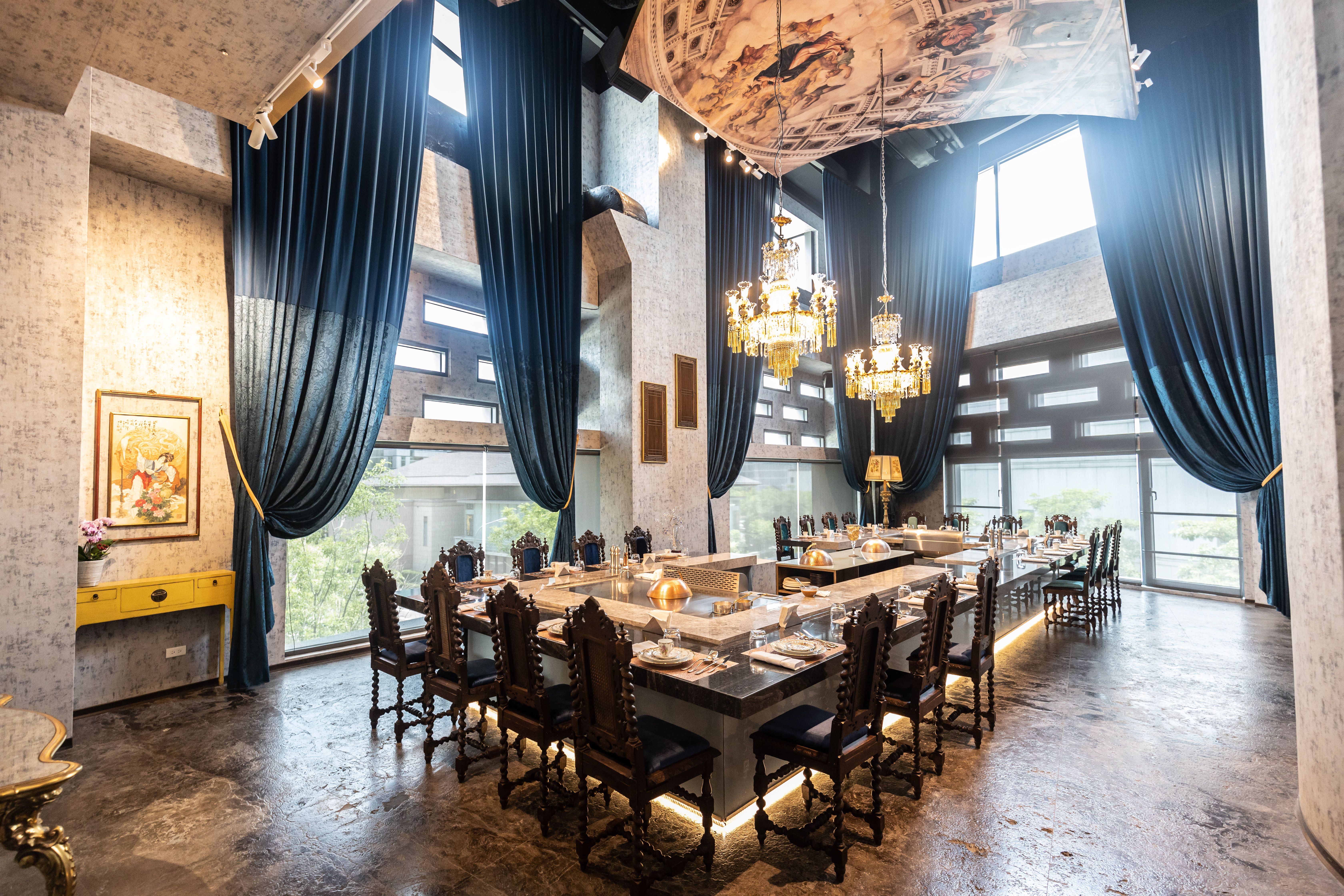 5月27日在春大直3樓開幕的「提香」鐵板燒餐廳，居然打造了一個可容30人同時吃鐵板燒的歐式穹頂大廳。