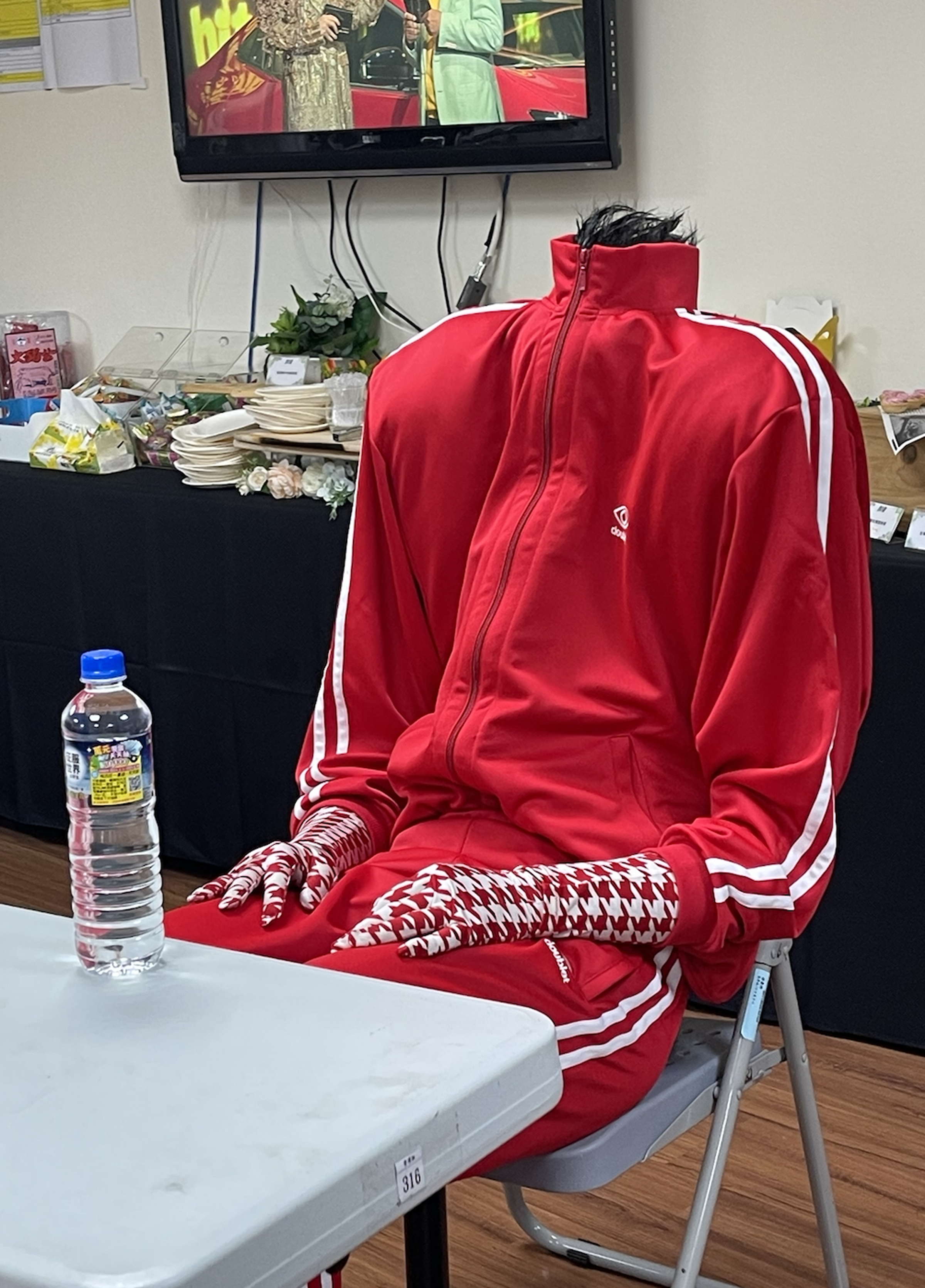 Hush逗趣把自己埋到造型服裡,逗樂大家。