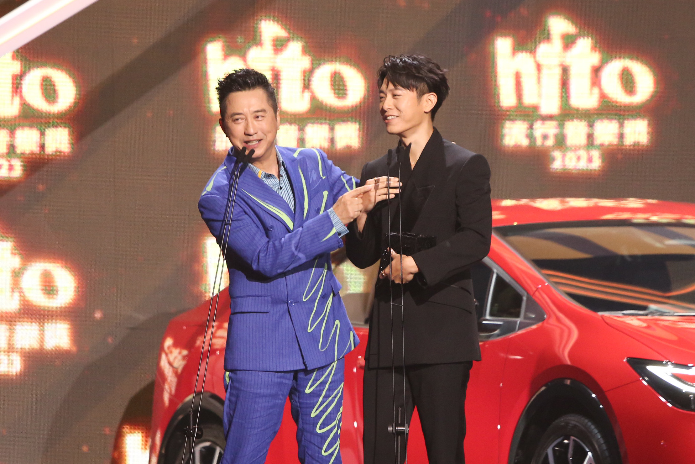 韋禮安與庾澄慶互動。