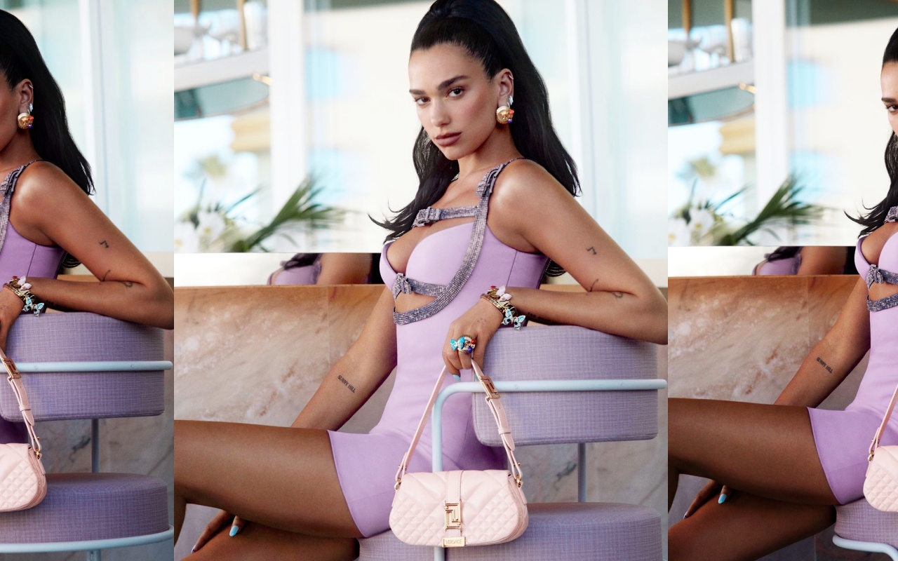 女歌手Dua Lipa（杜娃·黎波）手上拿著的Greca Goddess淺粉色迷你肩背包，正是本月VERSACE會將部分收益捐贈給EJAF的包款。（VERSACE提供）