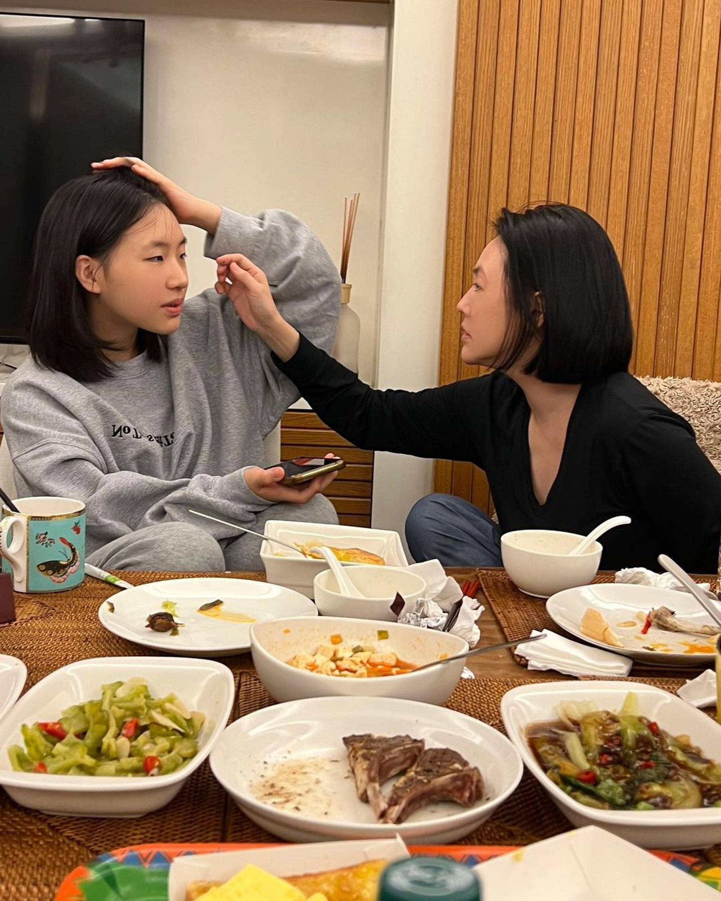 小S(右)笑說把妝拿掉,就是大女兒Elly(左)的樣子。(翻攝自小S臉書)
