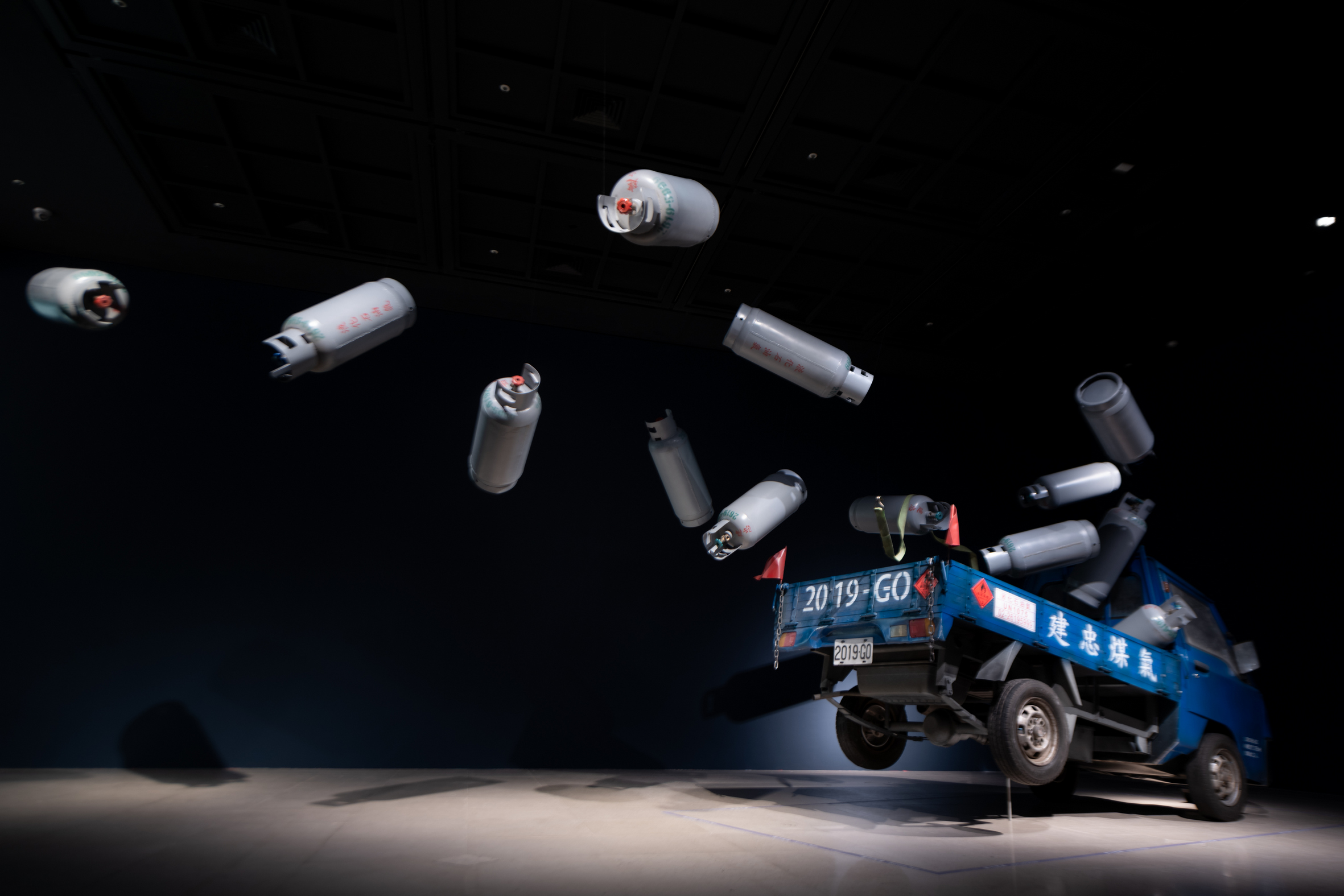 奇美博物館年度特展登場，展出舊時代老機器，還有6國9位藝術家作品，透過新世代創意顛覆想像。（奇美博物館提供）