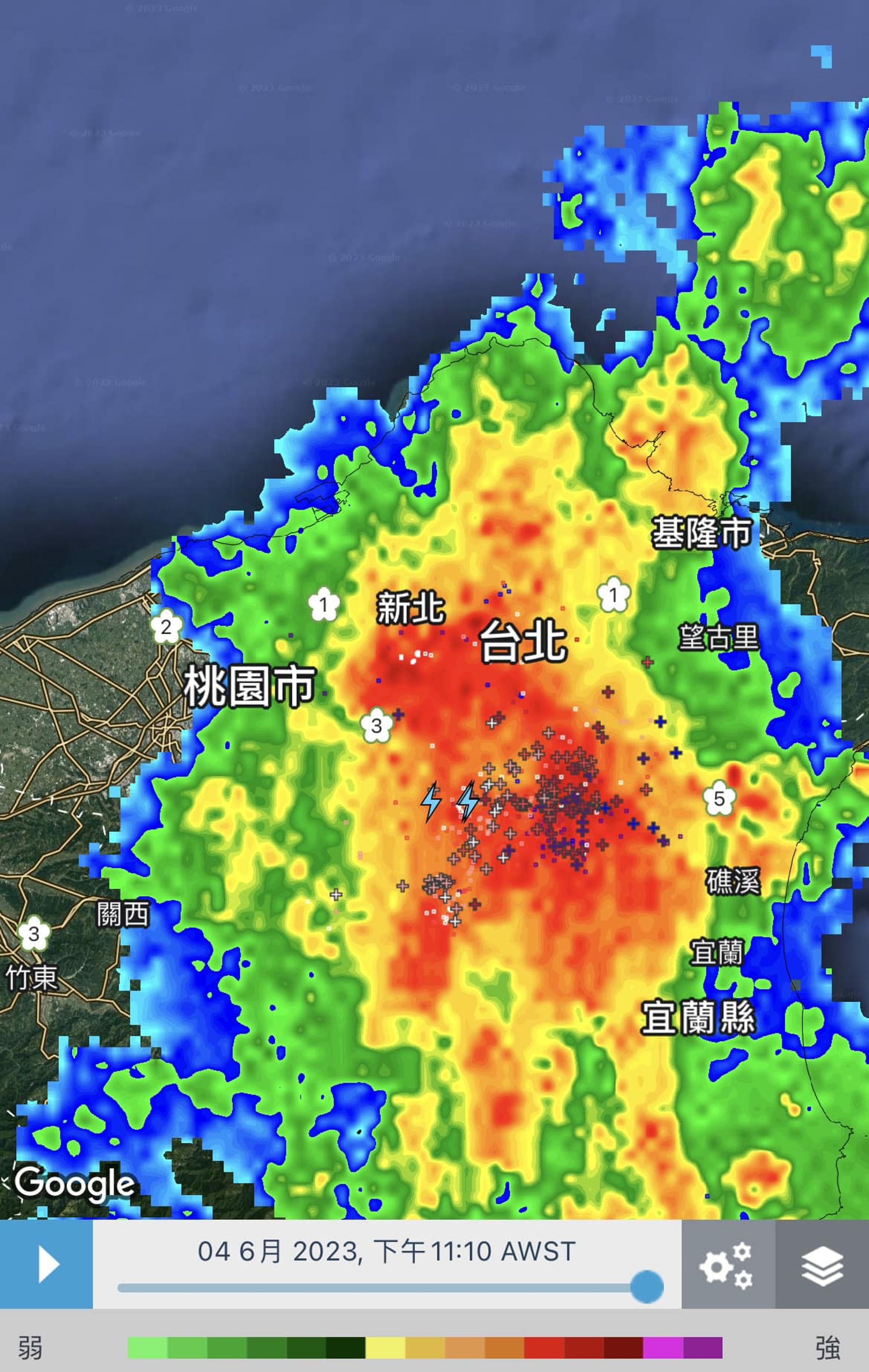 氣象粉專「天氣風險 WeatherRisk」指出,午夜雷雨一年實際只發生不到10天,今天午後雷陣雨預計會比昨天小,也不容易下到晚上。(翻攝自「天氣風險 WeatherRisk」臉書)