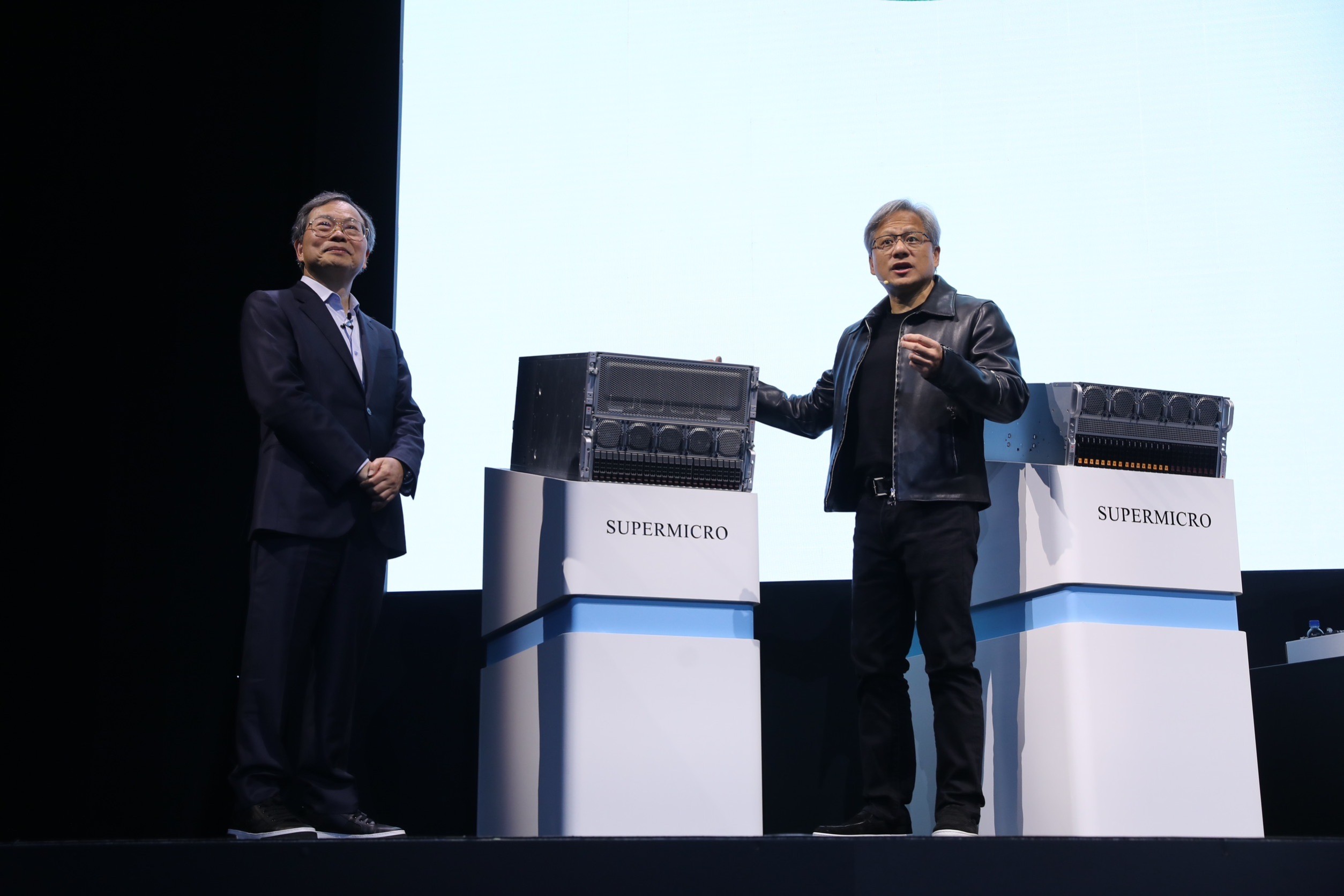 AI熱帶動液冷降溫需求升溫，美超微搭載輝達最頂級H100伺服器的液冷機櫃，被黃仁勳大讚，背後供應商為雙鴻。