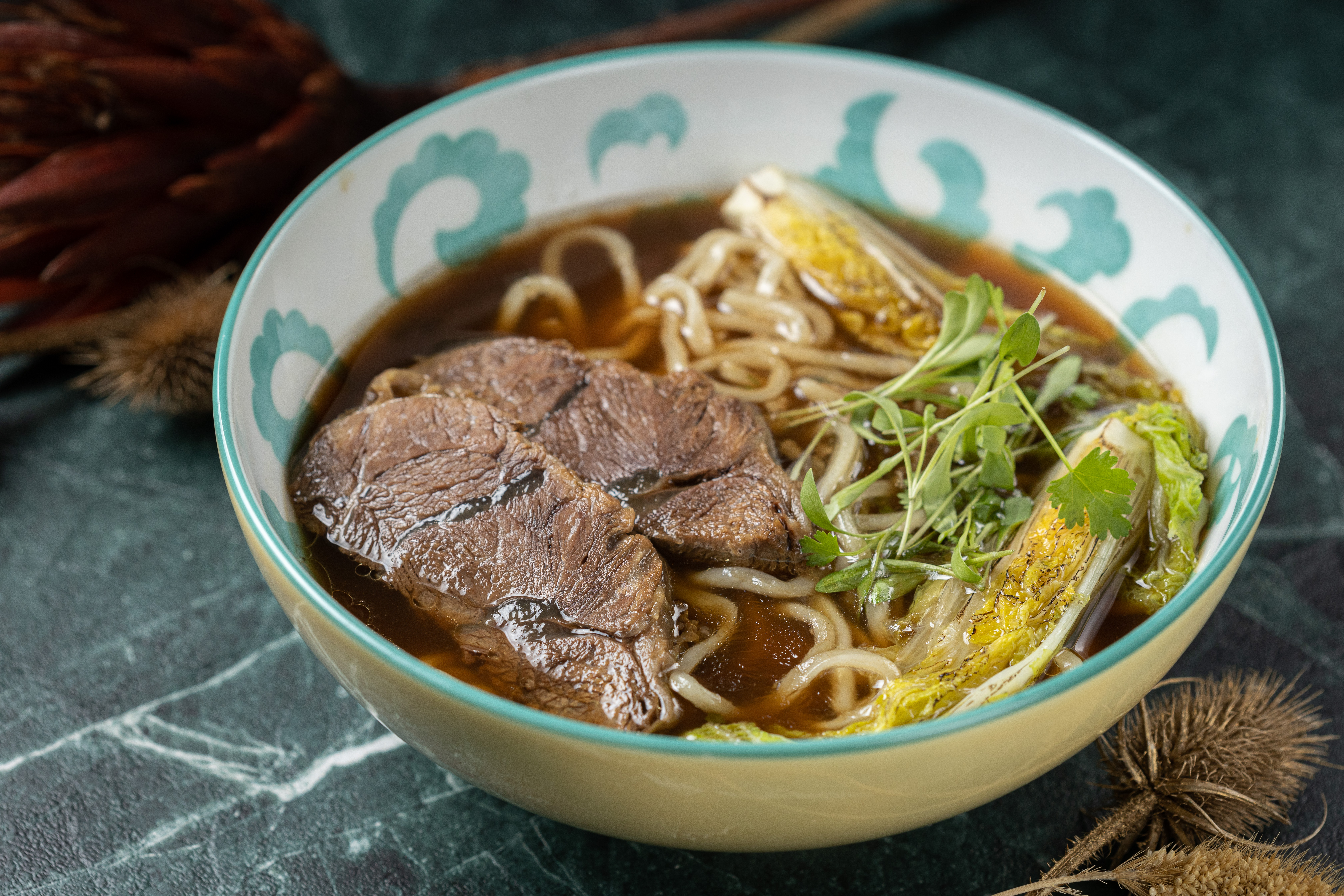 「法式元湯牛肉麵」嚴選日本九州A5和牛製作湯頭慢熬出茶褐色澤。（2,180元／套）