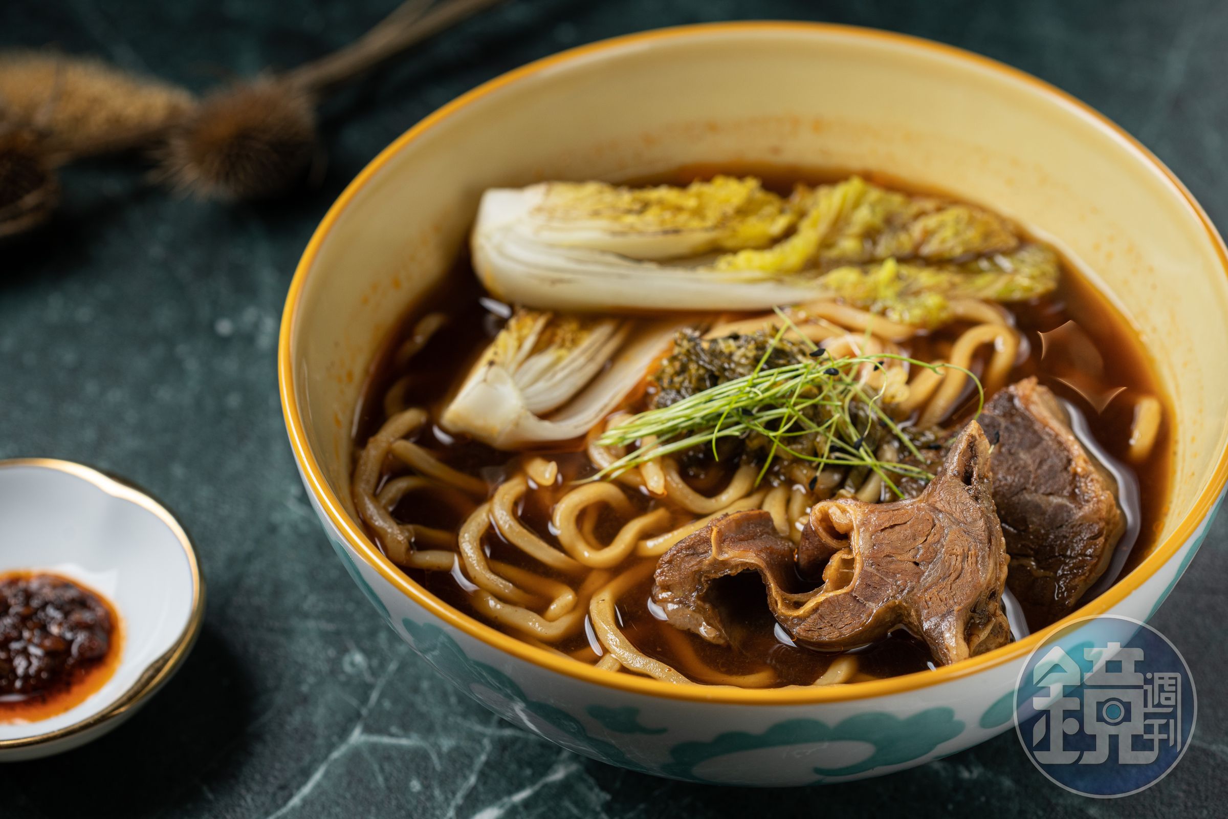 「法式紅湯牛肉麵」選用肉味純淨帶有粗獷油脂香的加拿大帶骨牛小排慢燉。（1,880元／套）