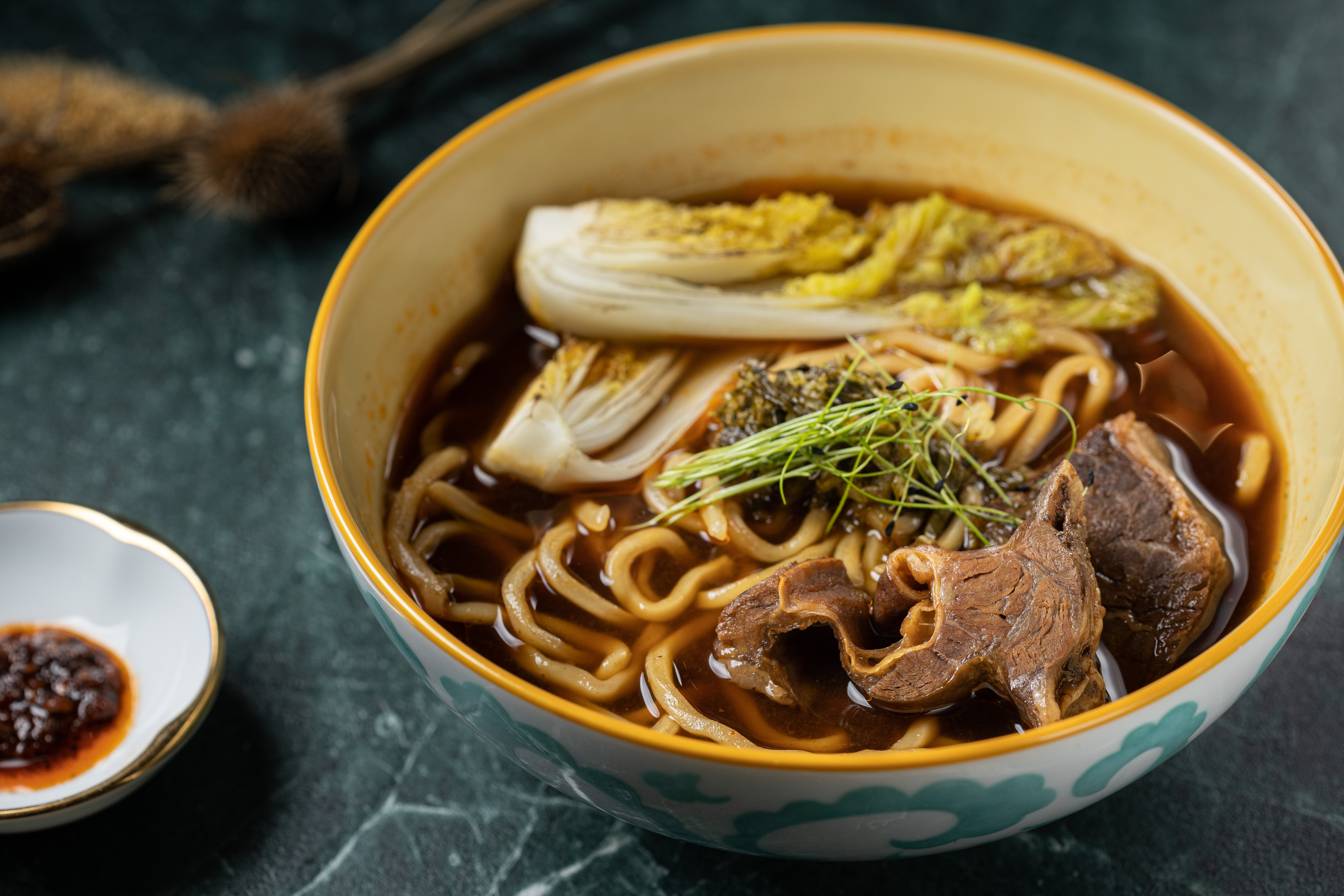 「法式紅湯牛肉麵」選用肉味純淨帶有粗獷油脂香的加拿大帶骨牛小排慢燉。（1,880元／套）