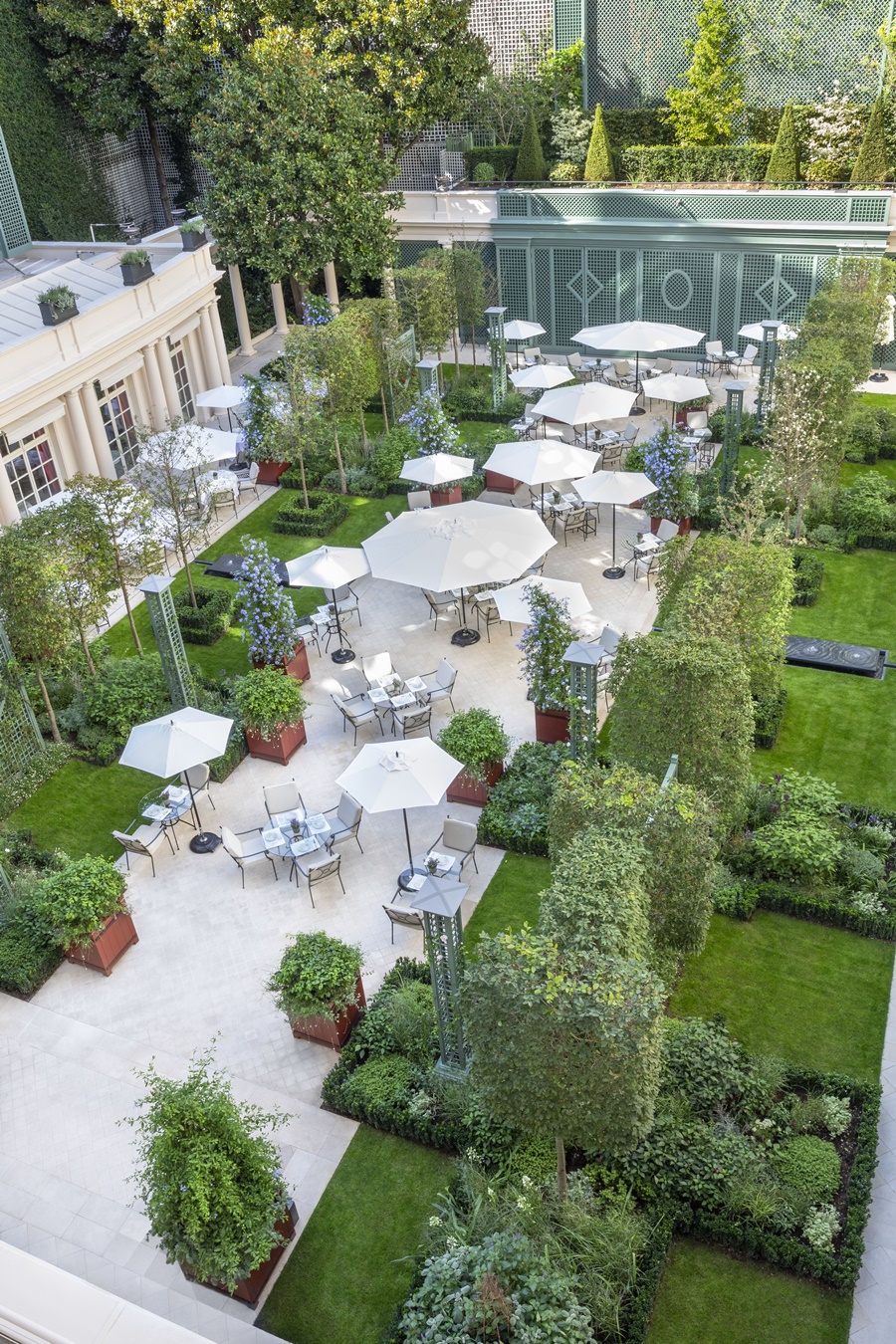 夏季限定開放的花園餐廳「Le Jardin Français」歡迎全球旅客在陽光明媚的季節到來。(Heavens Portfolio提供)