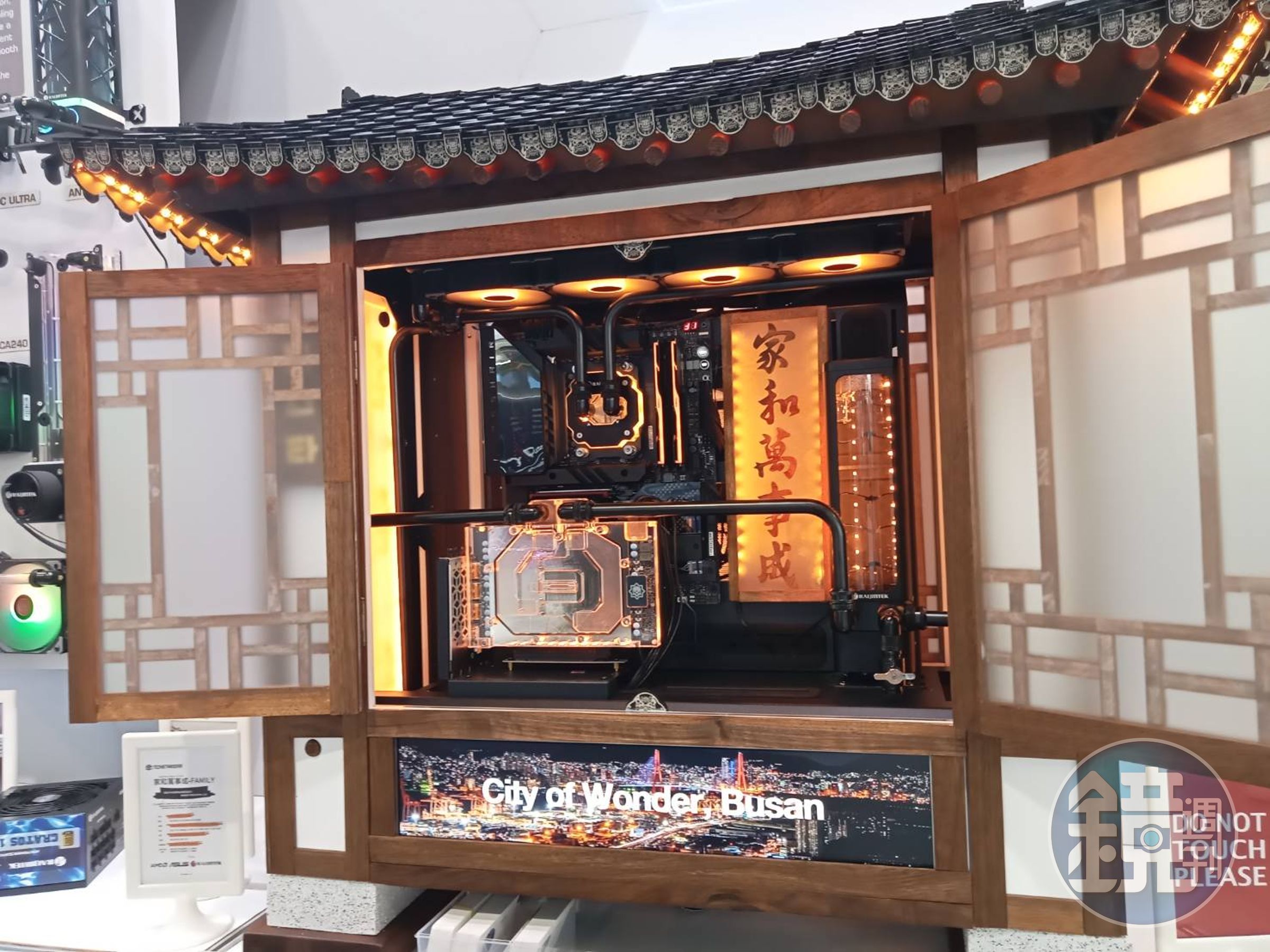 韓流不只吹向韓劇跟女團,韓國第一台韓屋造型的水冷主機也在這次電腦展大吸眼球。