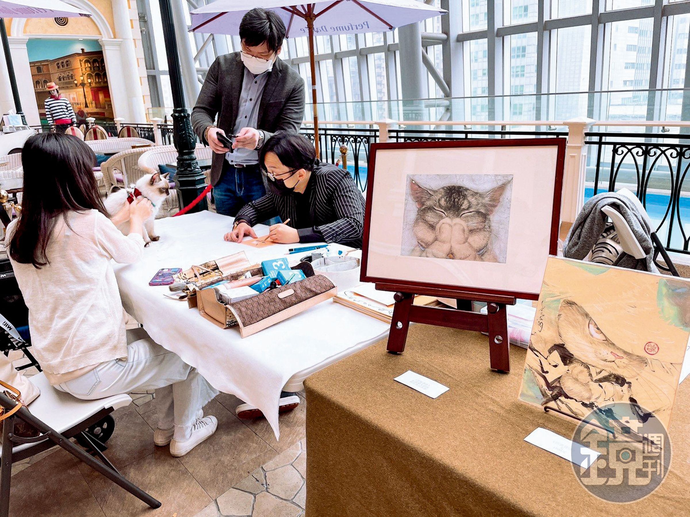 常有飼主帶寵物到展場請擅長畫貓的葉羽桐速寫。(葉羽桐提供)