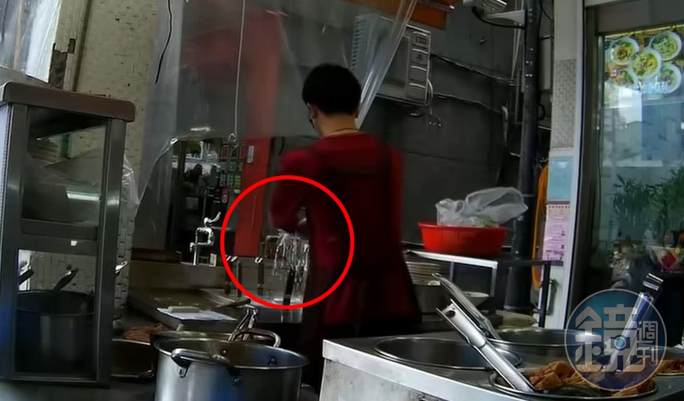 北投石牌某知名牛肉麵店員,被拍到把抹布髒水擰進煮麵水里,完整畫面曝光引來網友痛批。(翻攝自爆料公社app)