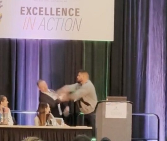 妻子被性騷，老公等了7年報仇！衝上會議台當場對「禽獸醫生」巴下去。（翻自《都市報》）