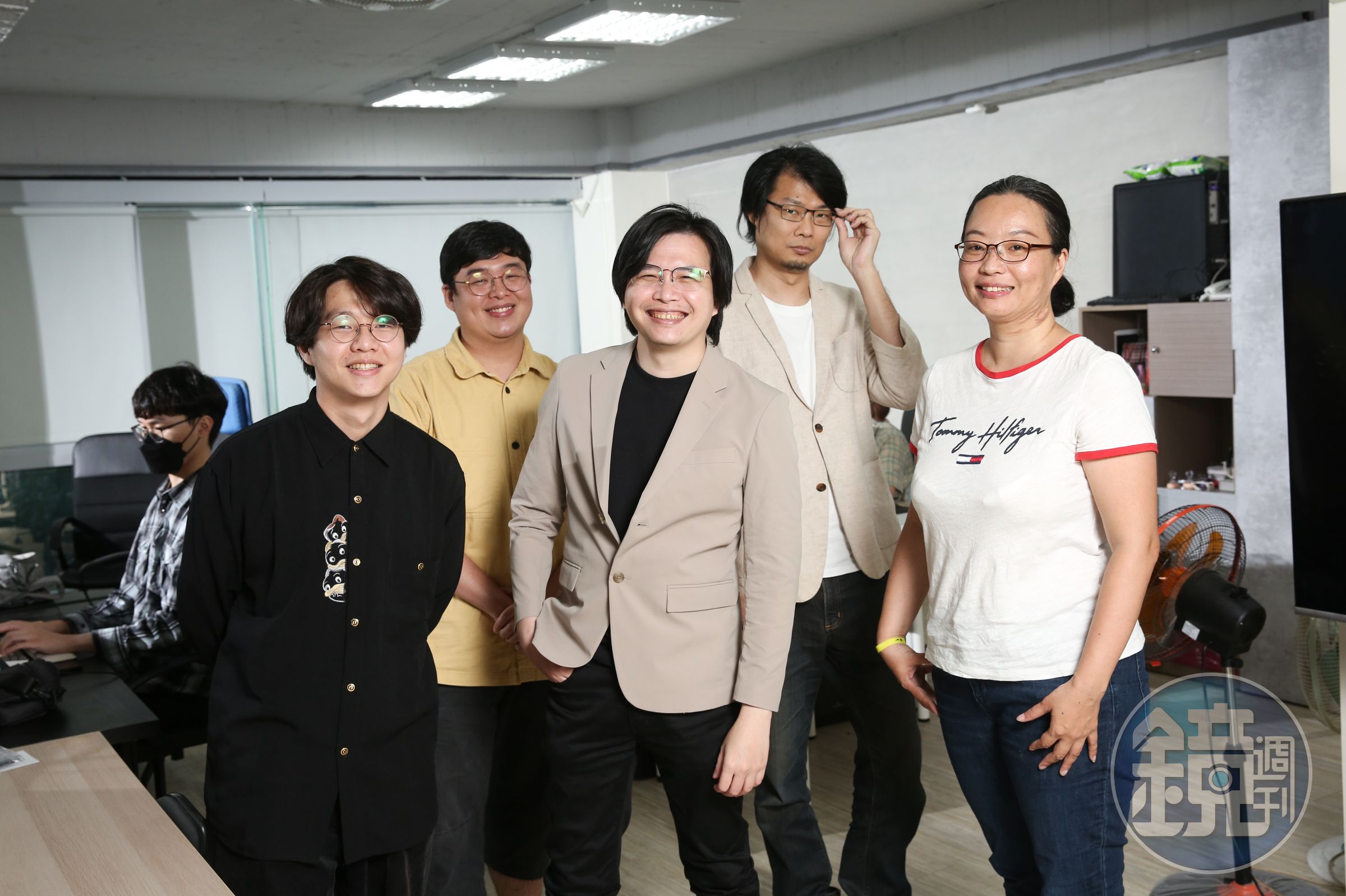 威向文化總經理林堰淳(右1)攜手銀展創藝負責人謝適鴻(右3)利用AI輔助繪製漫畫。銀展創藝AI美術整合師詹景文(左1)、美術總監王博齊(左2)、技術總監林柏堅(右2)等人共同投入研發。