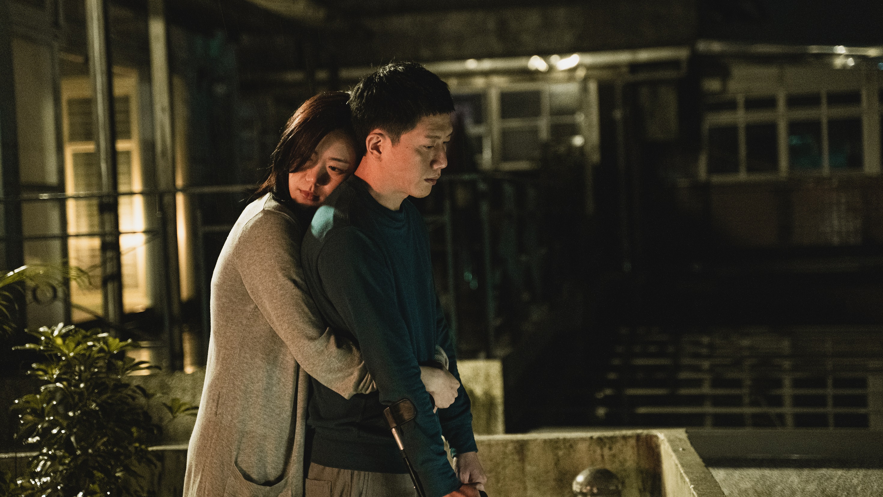 在新片《溟溟》中，鄧九雲與莫子儀演出一對貌合神離的夫妻。（華映提供）