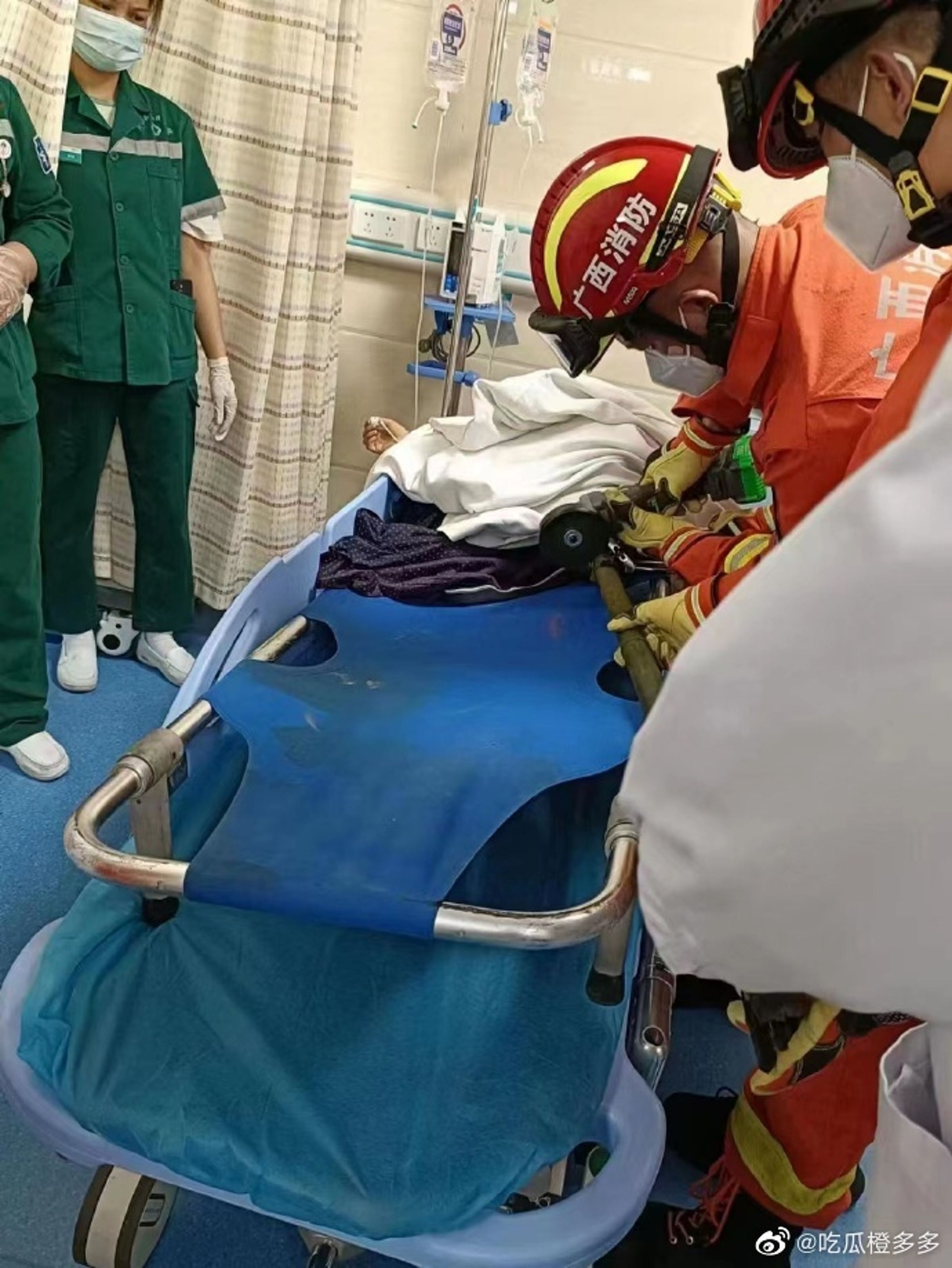 廣西消防人員將他送醫急救。(翻自微博)