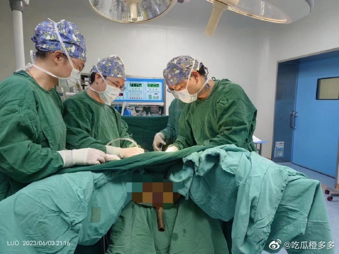 醫師為男子動手術。（翻自微博）