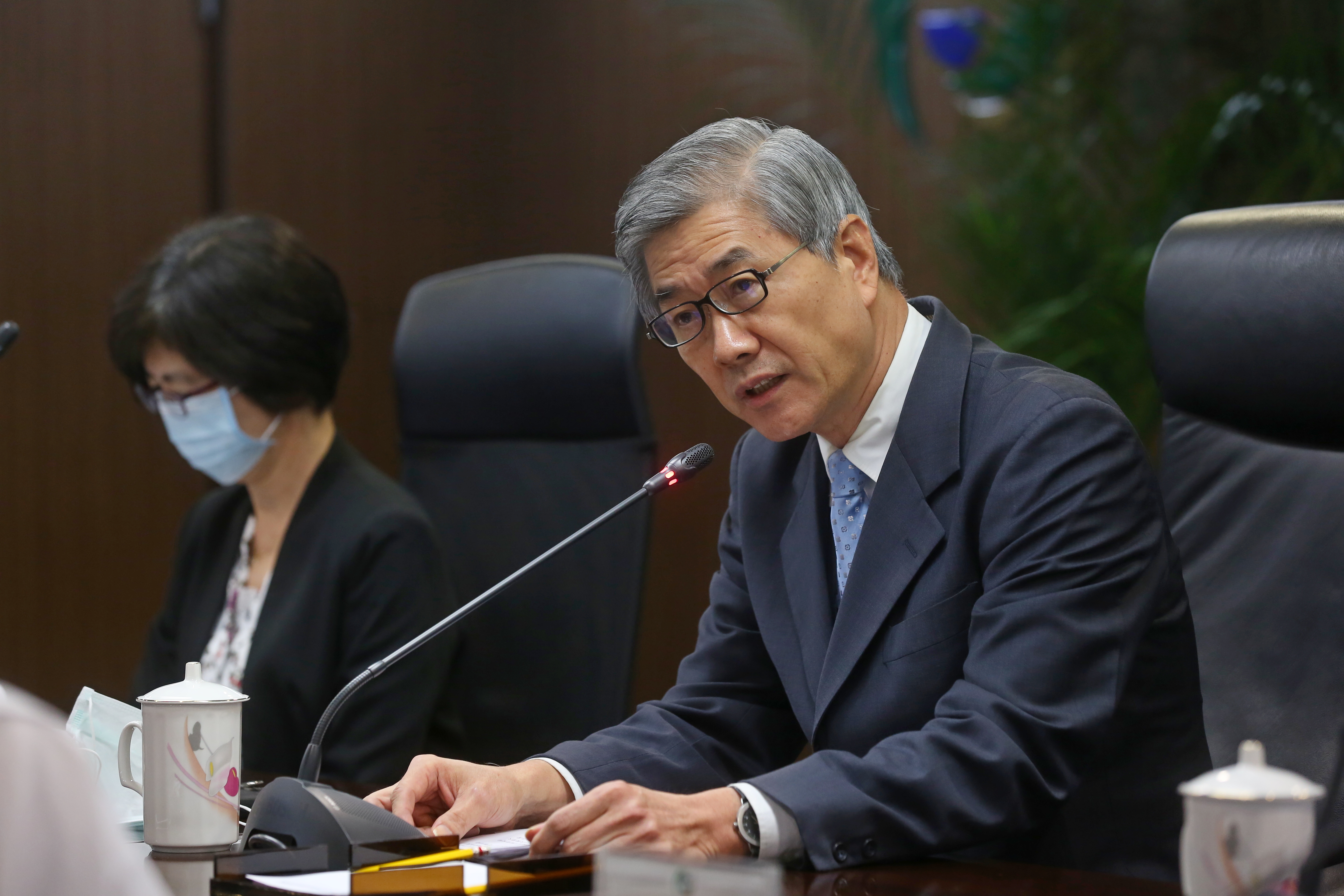 針對im.B暴雷，金管會主委黃天牧主張此屬民間借貸行為，不在金管會監管範圍。