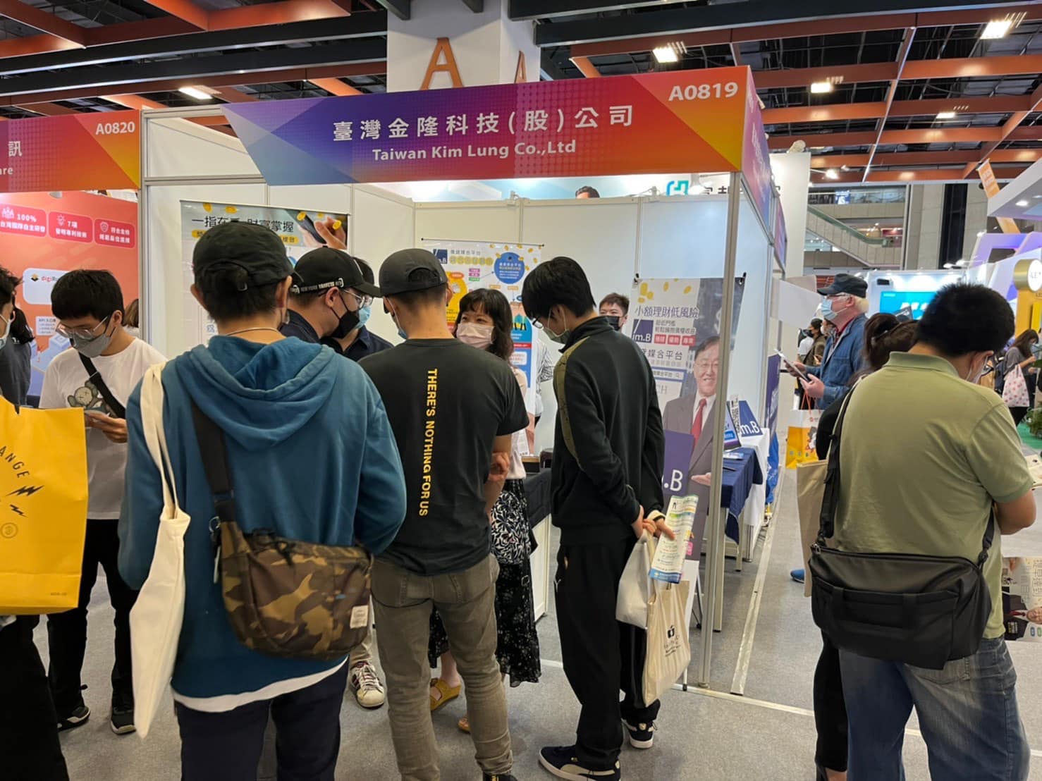 受害人Jessica在短短半年內被詐騙逾千萬元，會踏入這場騙局，是從2022年10月底參加金融科技展開始。（翻攝自mobile01討論群組 niac1491）