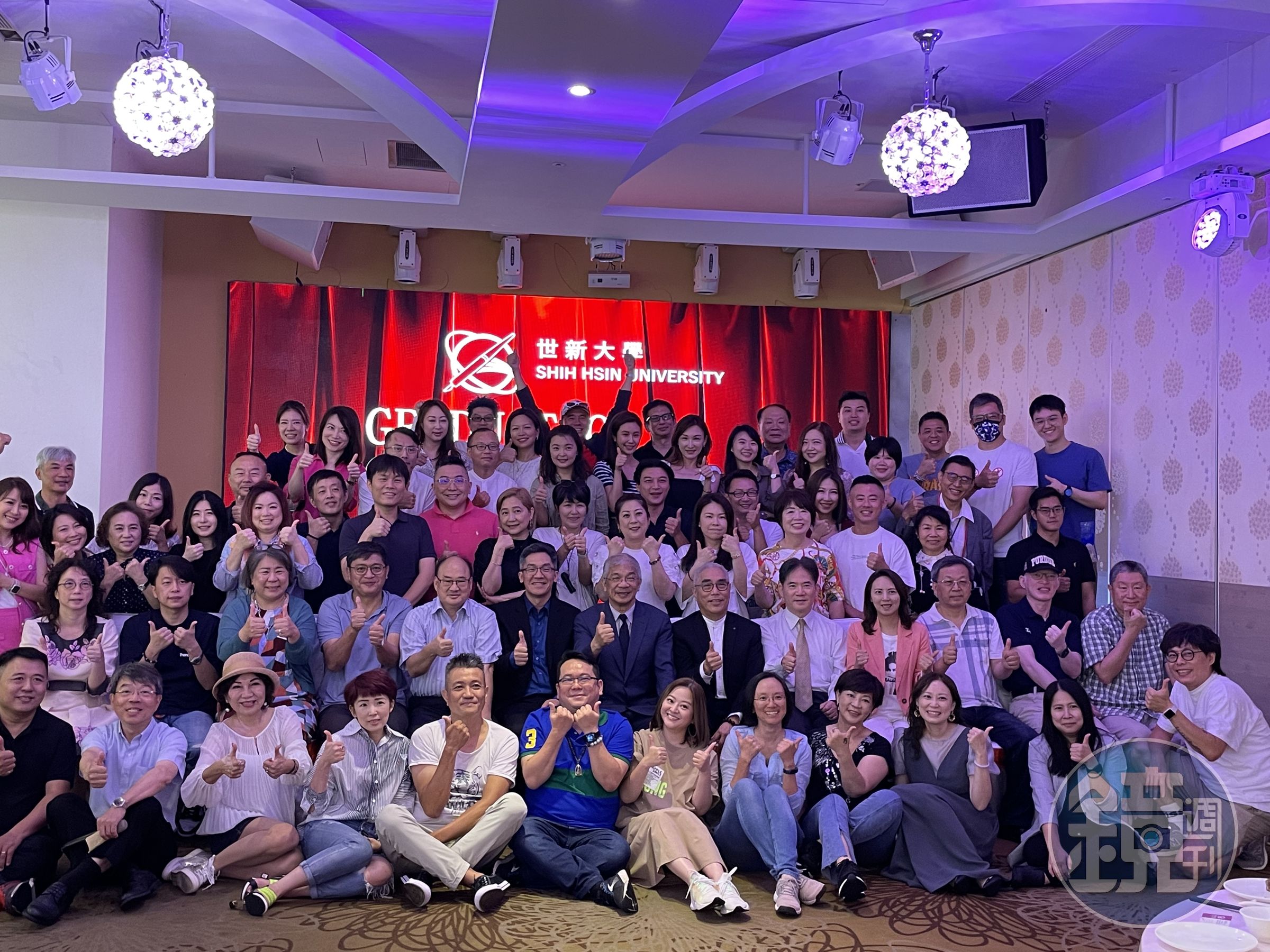 傅娟（第三排中間）和黃心娣（倒數第二排中間）是同班同學。（丘晶晶製作所提供）