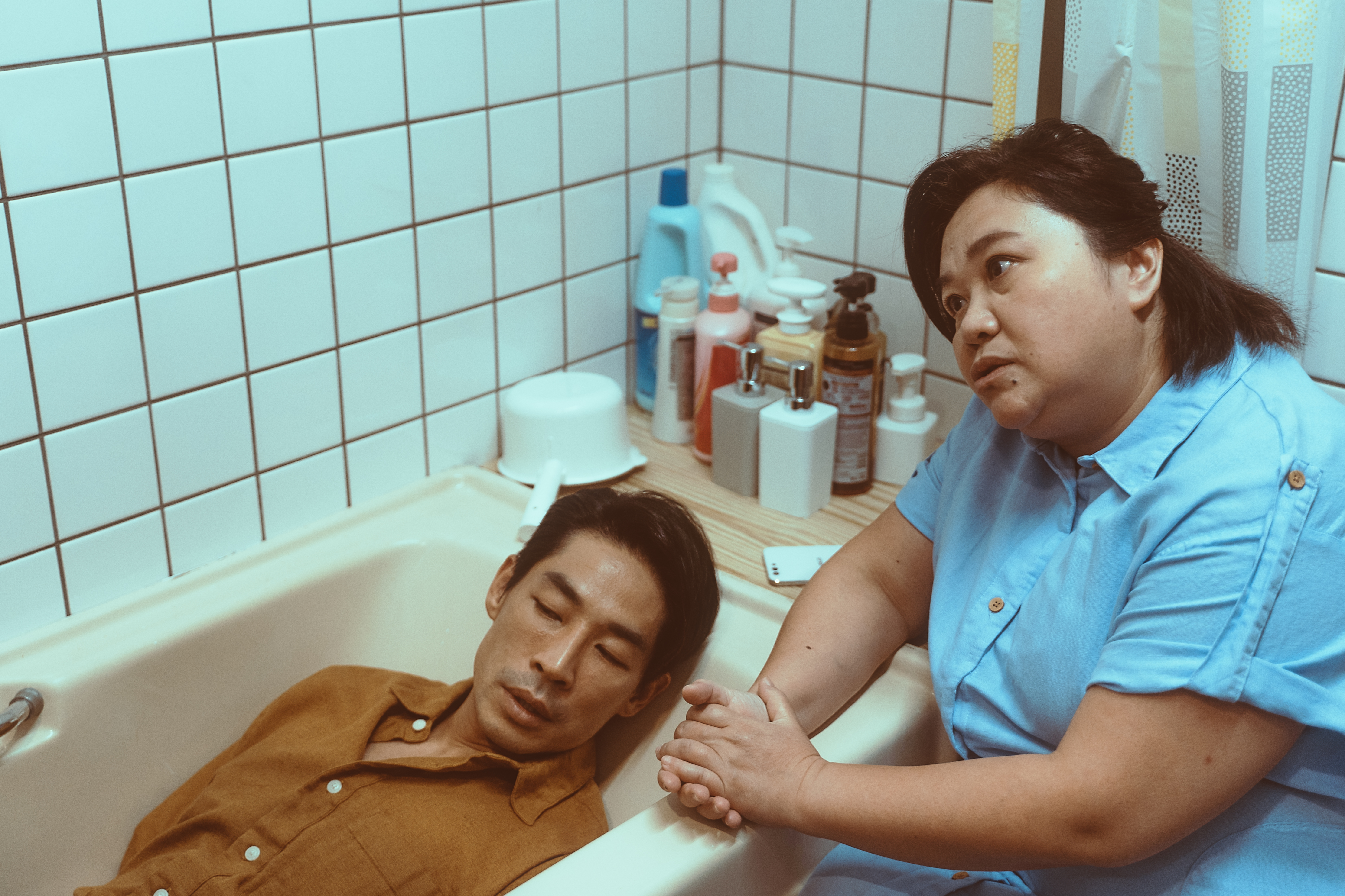 鈞天被飾演妻子的鍾欣凌陷害溺斃。（群之噰傳播股份有限公司提供）