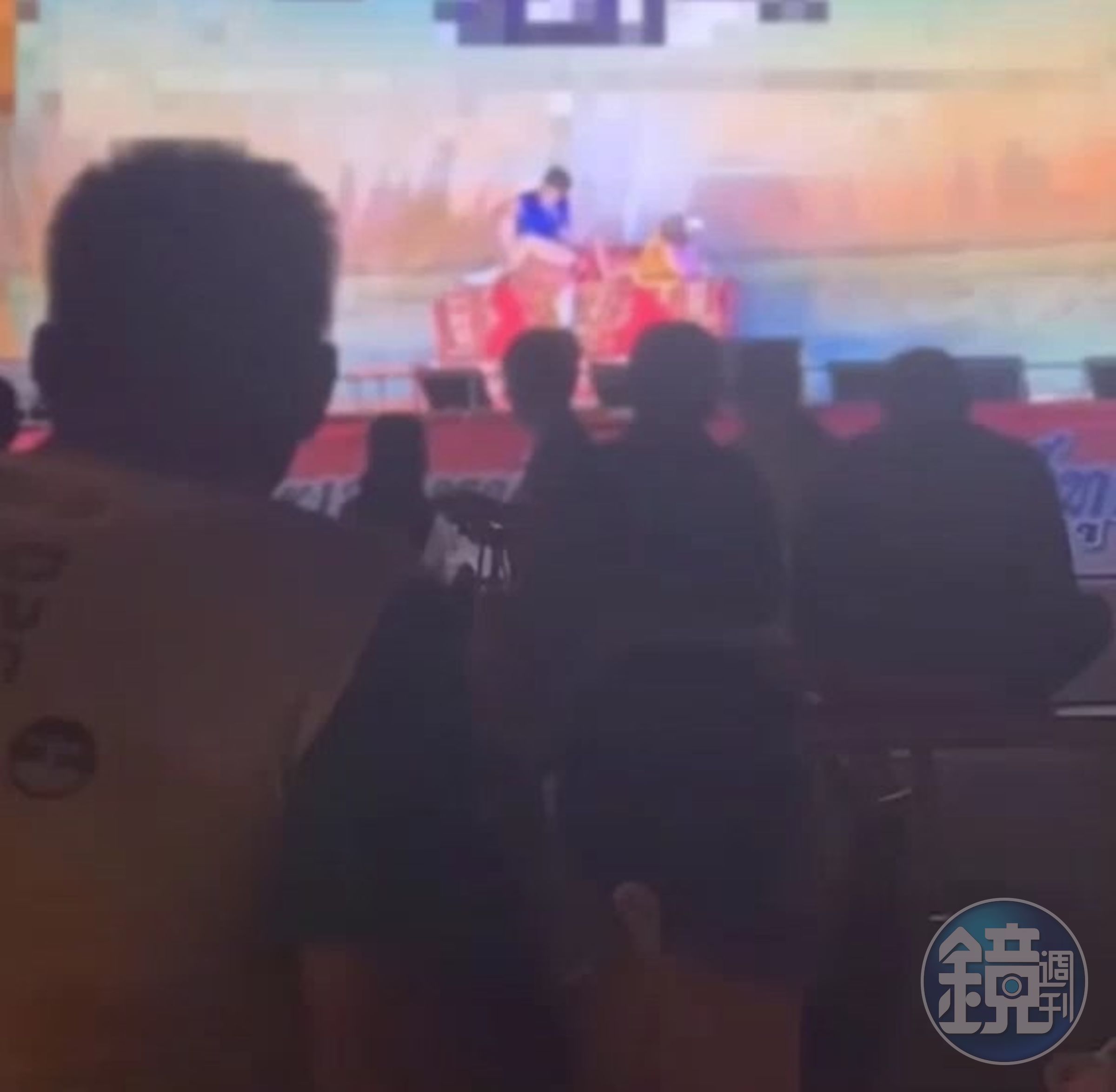 現場有不少家庭攜家帶眷來看廟會表演。(翻自《Sanook》)