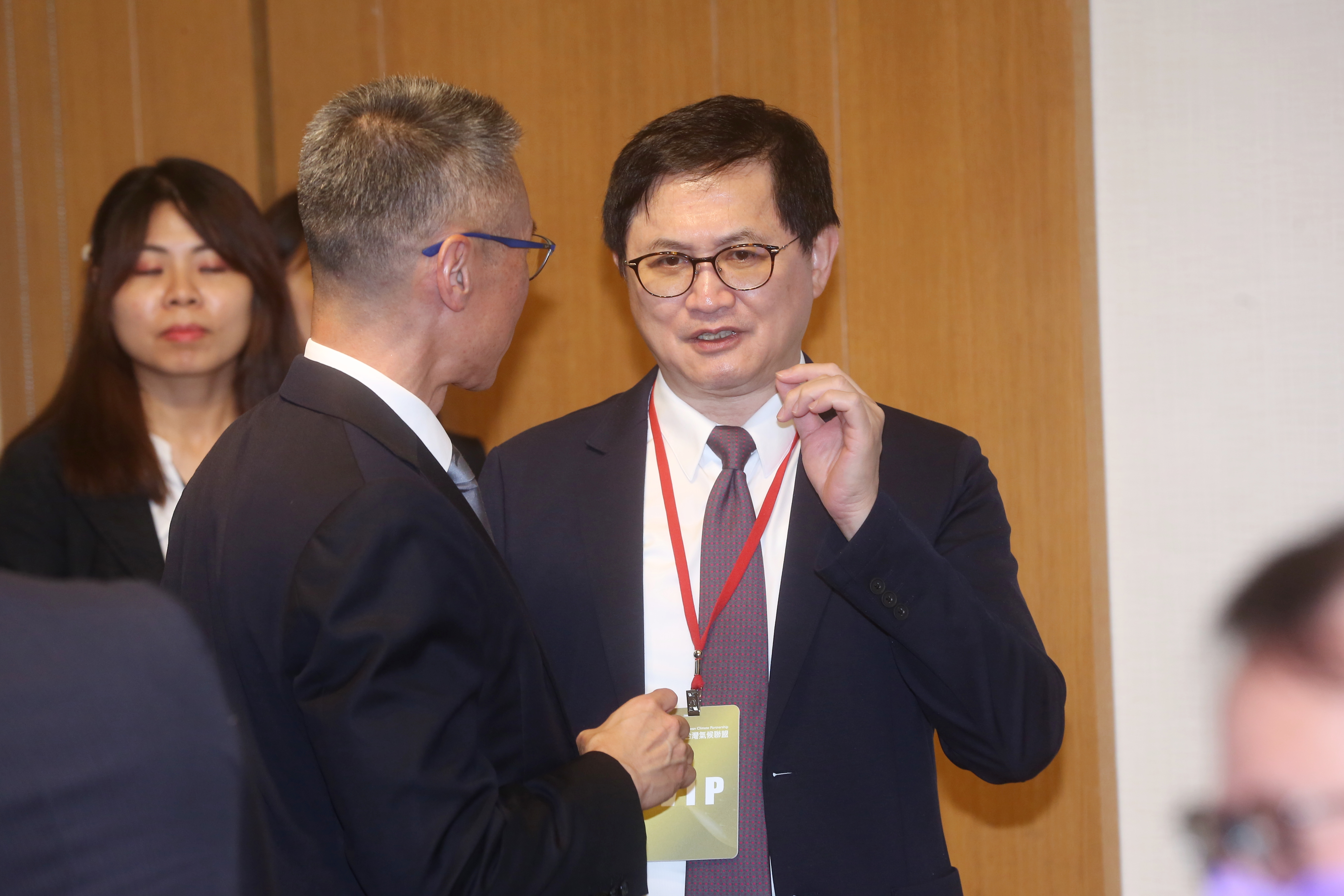 外界好奇新款iPhone量產進度，童子賢（右）表示，目前只是「初夏」籌備的季節而已。