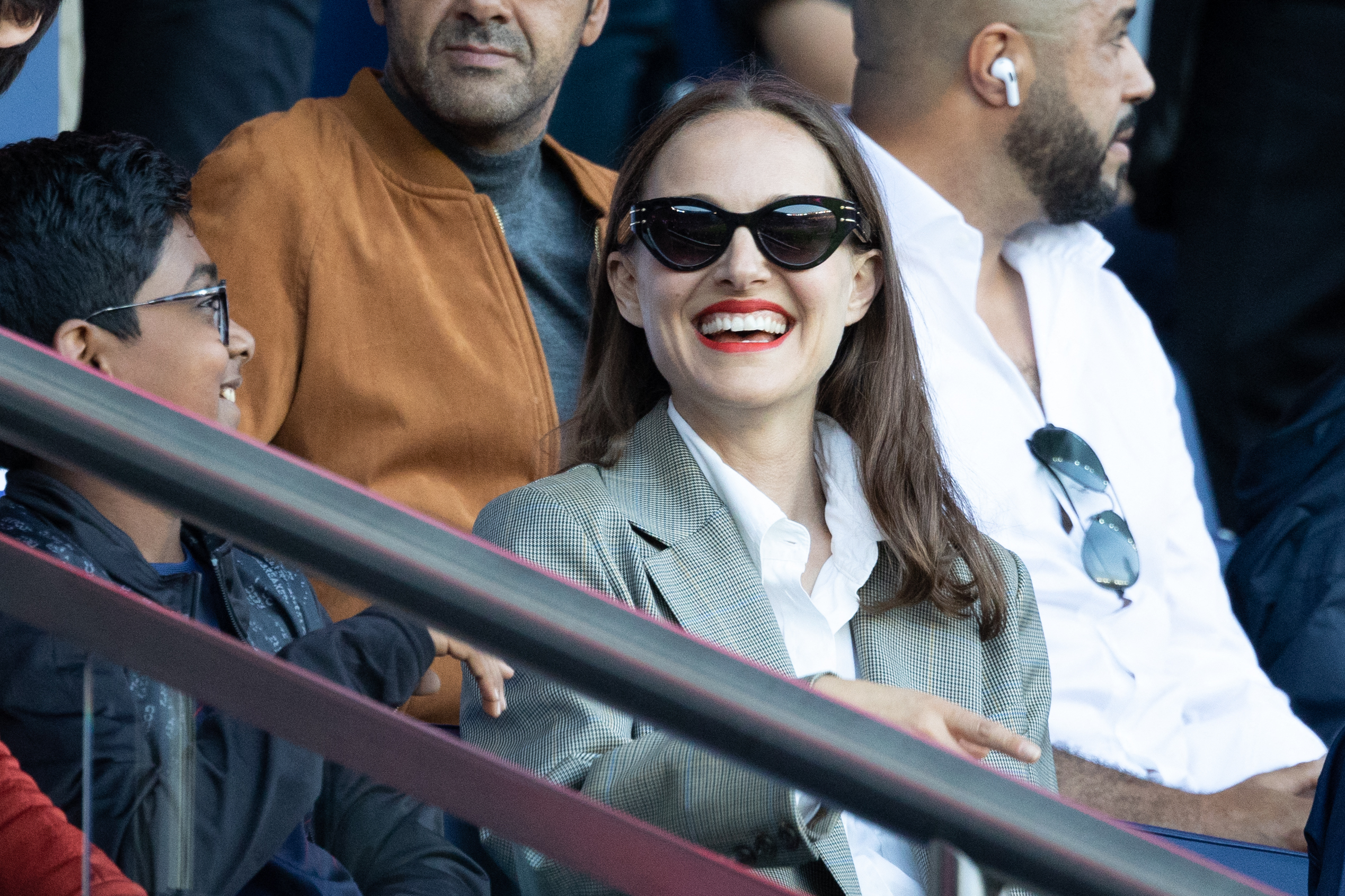 面對老公出軌傳聞，娜塔莉波曼獨自在巴黎觀看足球比賽。（東方IC）