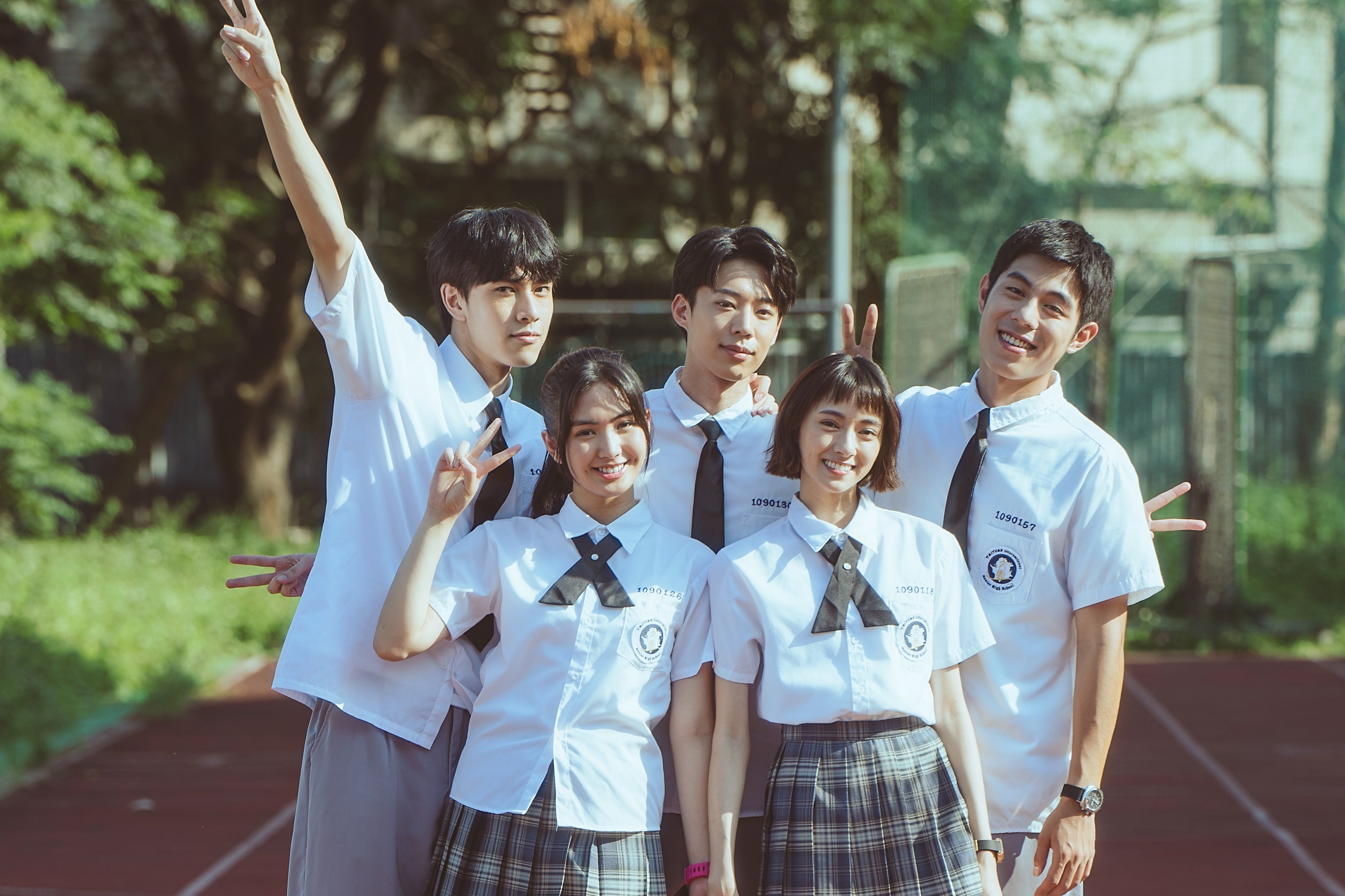 青春校園劇《讓我看見你是誰》由雷嘉汭（前排左起）鄭宇恩、金東昱（後排左起）、黃信赫、詹懷雲等新生代演員主演，反應出台灣社會新住民二代。（台北電影節提供）