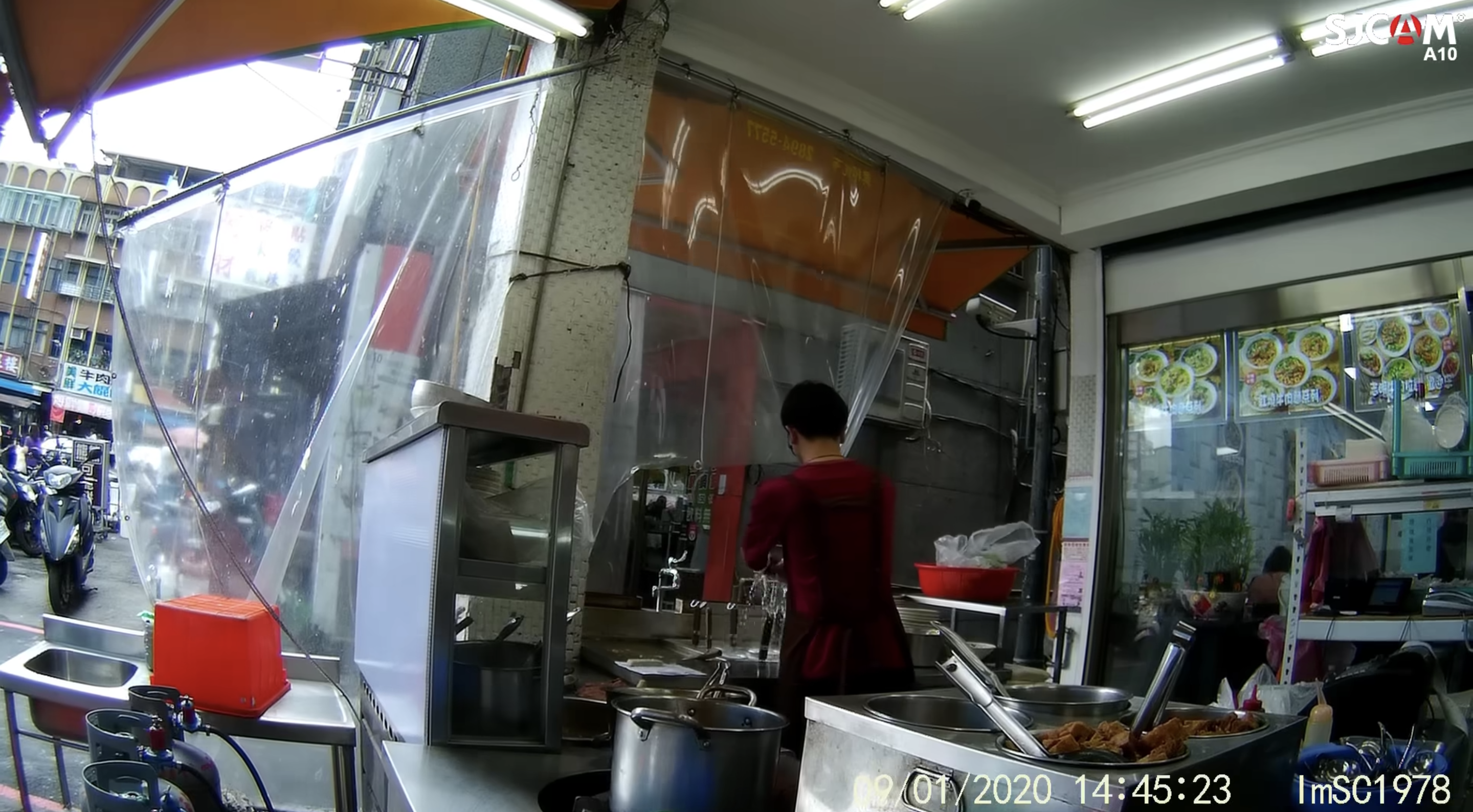 有外送員日前在臉書踢爆，「志明牛肉拉麵」石牌店店員在烹煮過程中，將抹布水擰進煮麵的鍋裡。（翻攝自爆怨公社臉書）