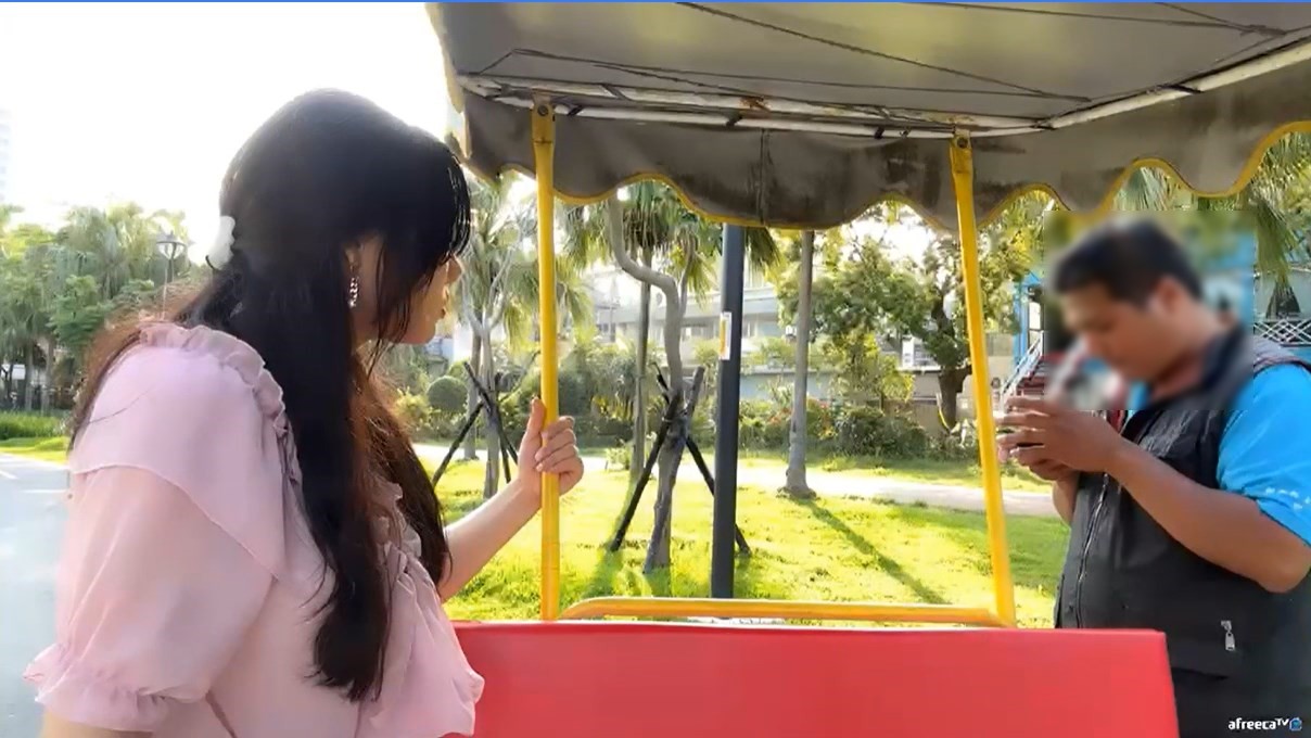 男子一開始好心幫吳希維莉輸入手機地圖。（翻自bj.afreecatv.com）