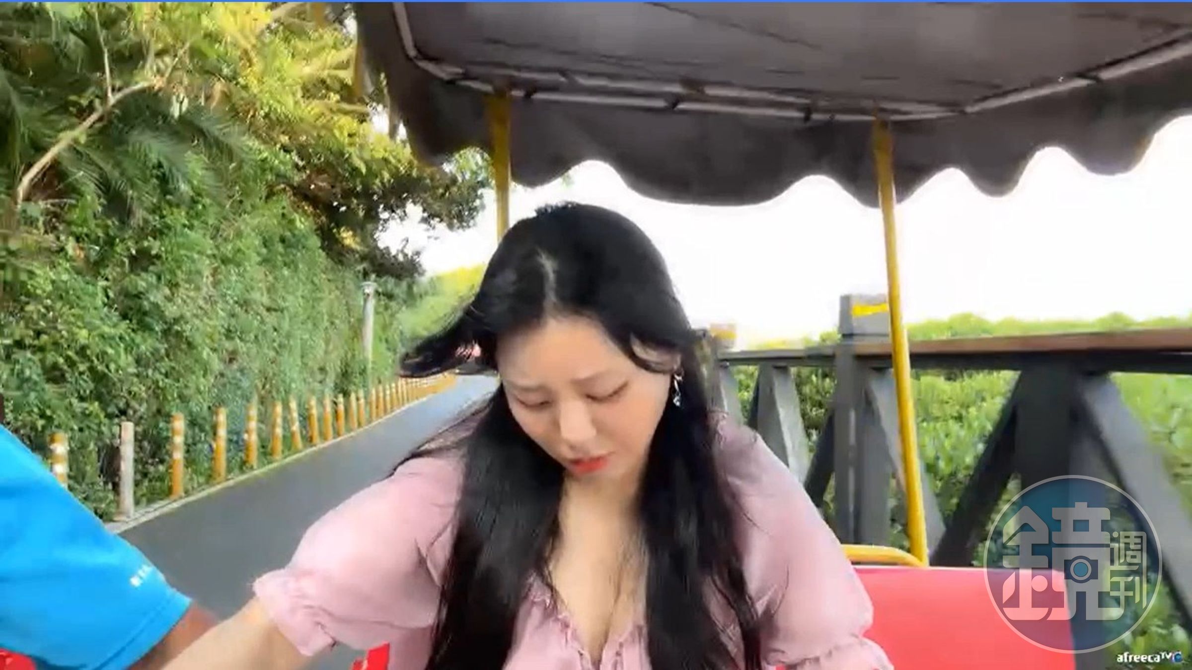 男子趁機靠近吳希維莉，並疑似企圖猥褻。（翻自bj.afreecatv.com）