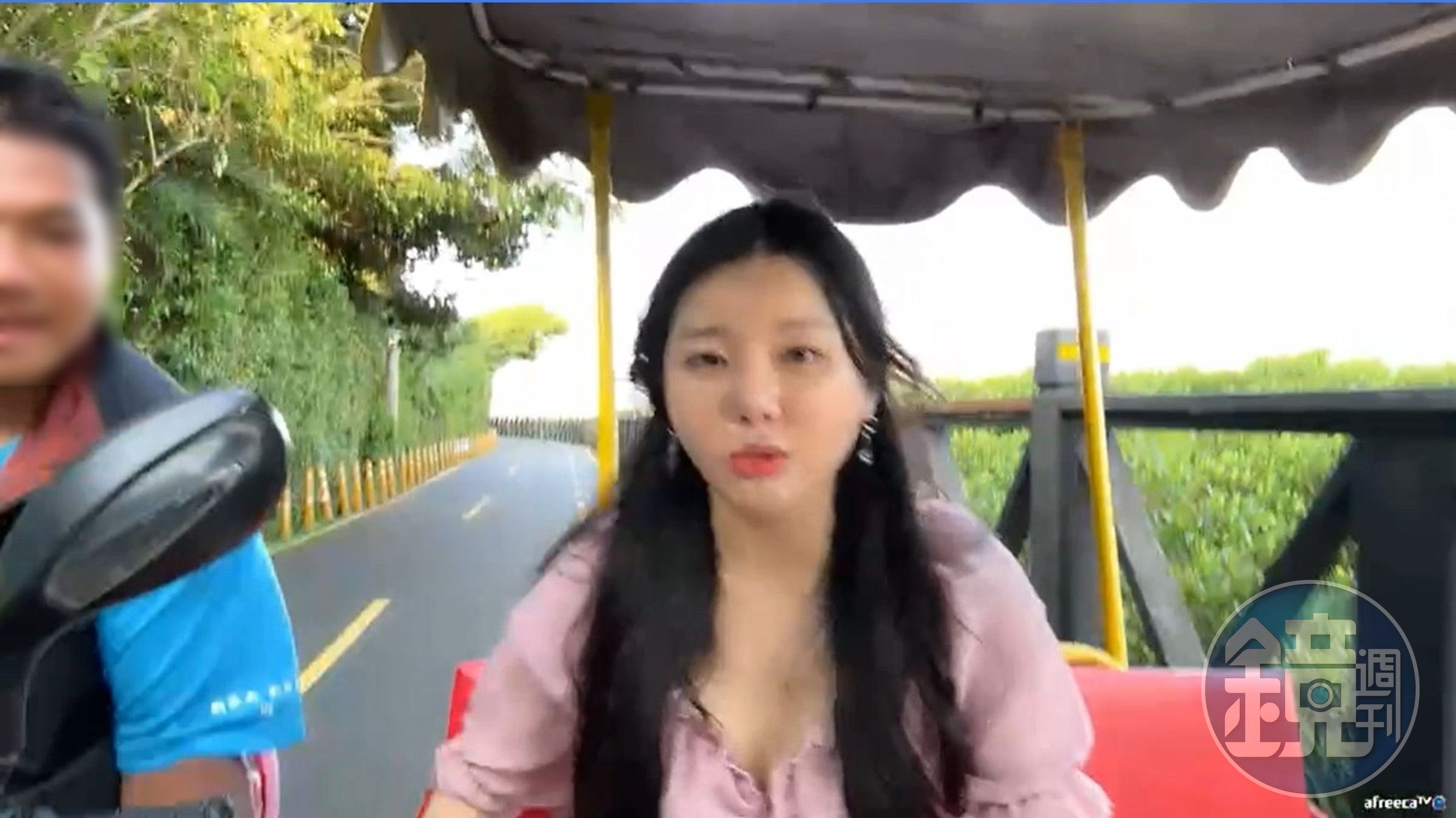 吳希維莉趕緊擋下男子的手。（翻自bj.afreecatv.com）