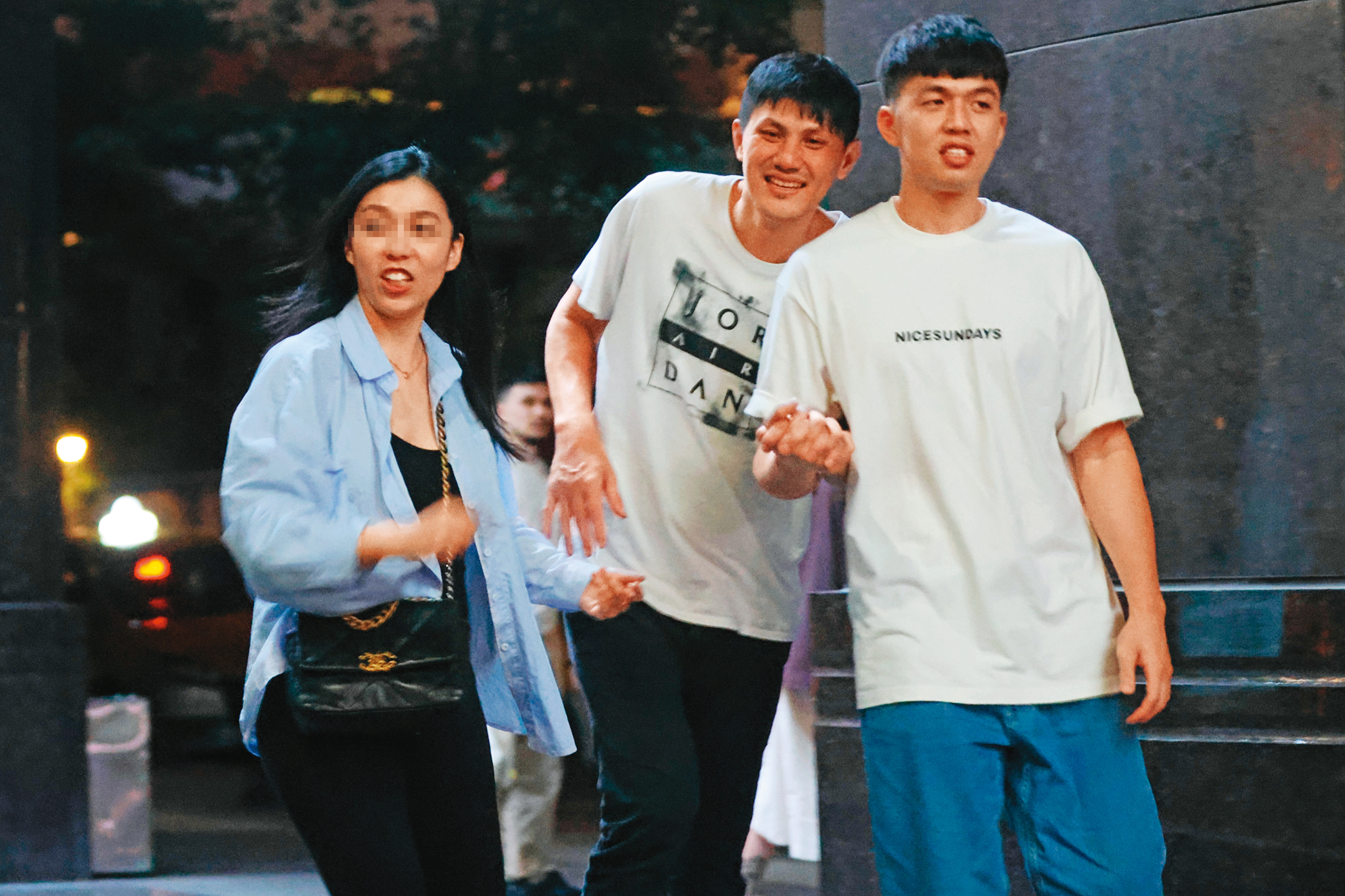 5月22日03：18，周士淵（中）步伐搖晃步出錢櫃KTV，郭昭男（右）和長髮妹（左）不時攙扶他走路。