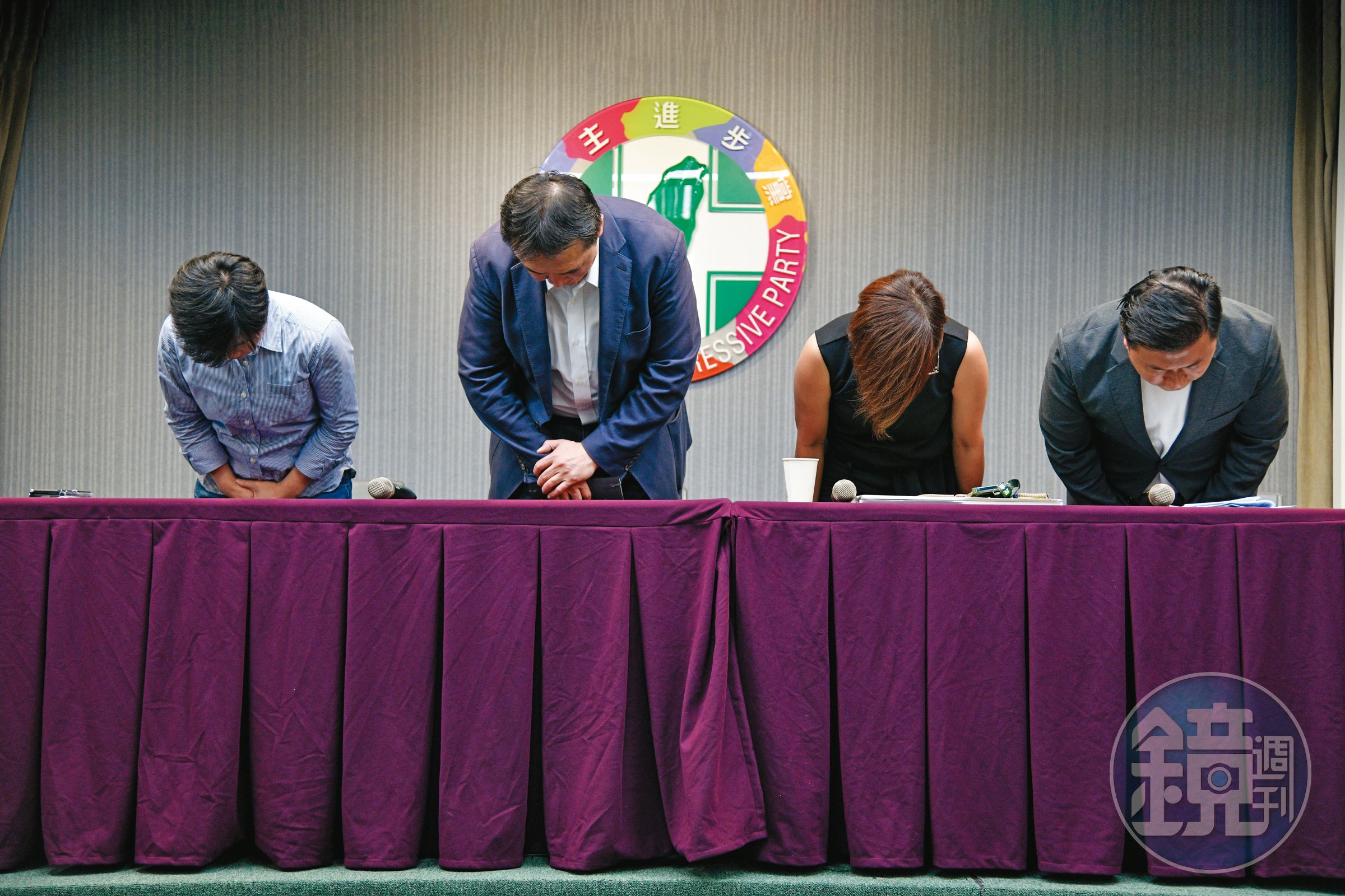 針對民進黨性騷案件，6月2日，民進黨祕書長許立明（左2）率黨內高層舉行記者會，向被害人與社會大眾鞠躬道歉。