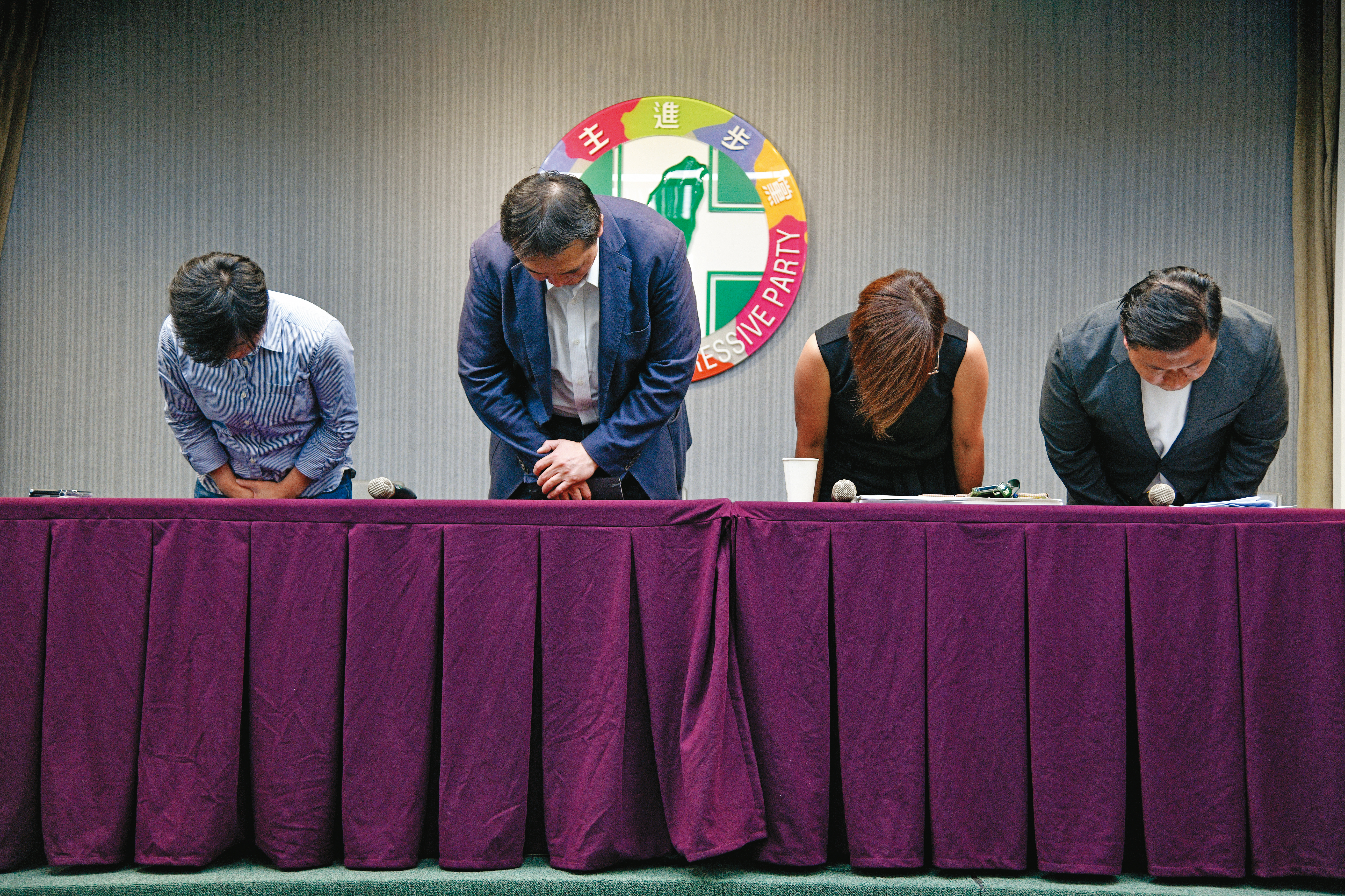 針對民進黨性騷案件，6月2日，民進黨祕書長許立明（左2）率黨內高層舉行記者會，向被害人與社會大眾鞠躬道歉。