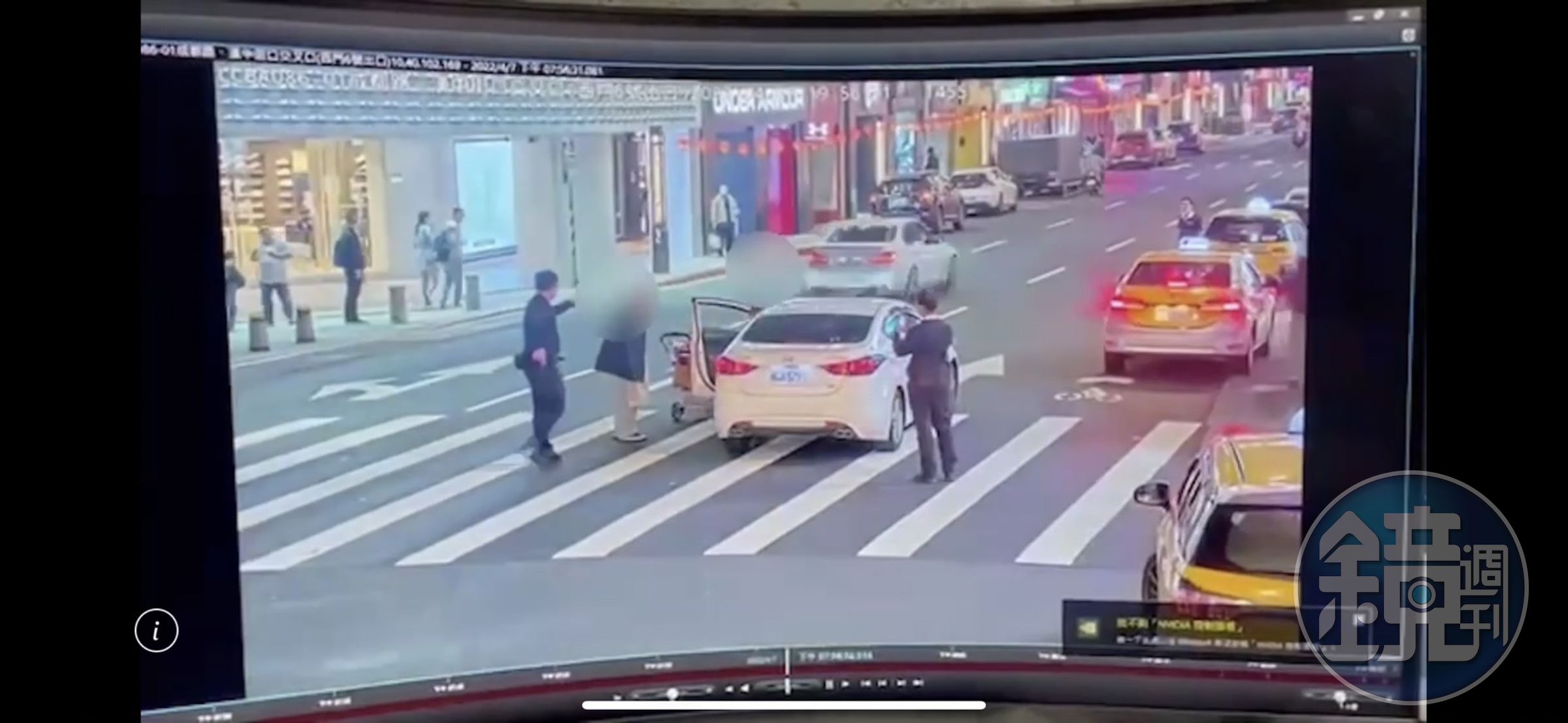 警方獲報到場後，喝令林男將剪刀放下。（翻攝畫面）