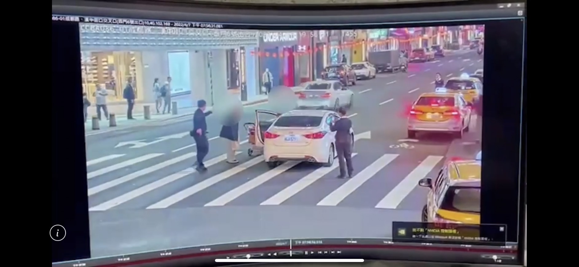 警方獲報到場後，喝令林男將剪刀放下。（翻攝畫面）