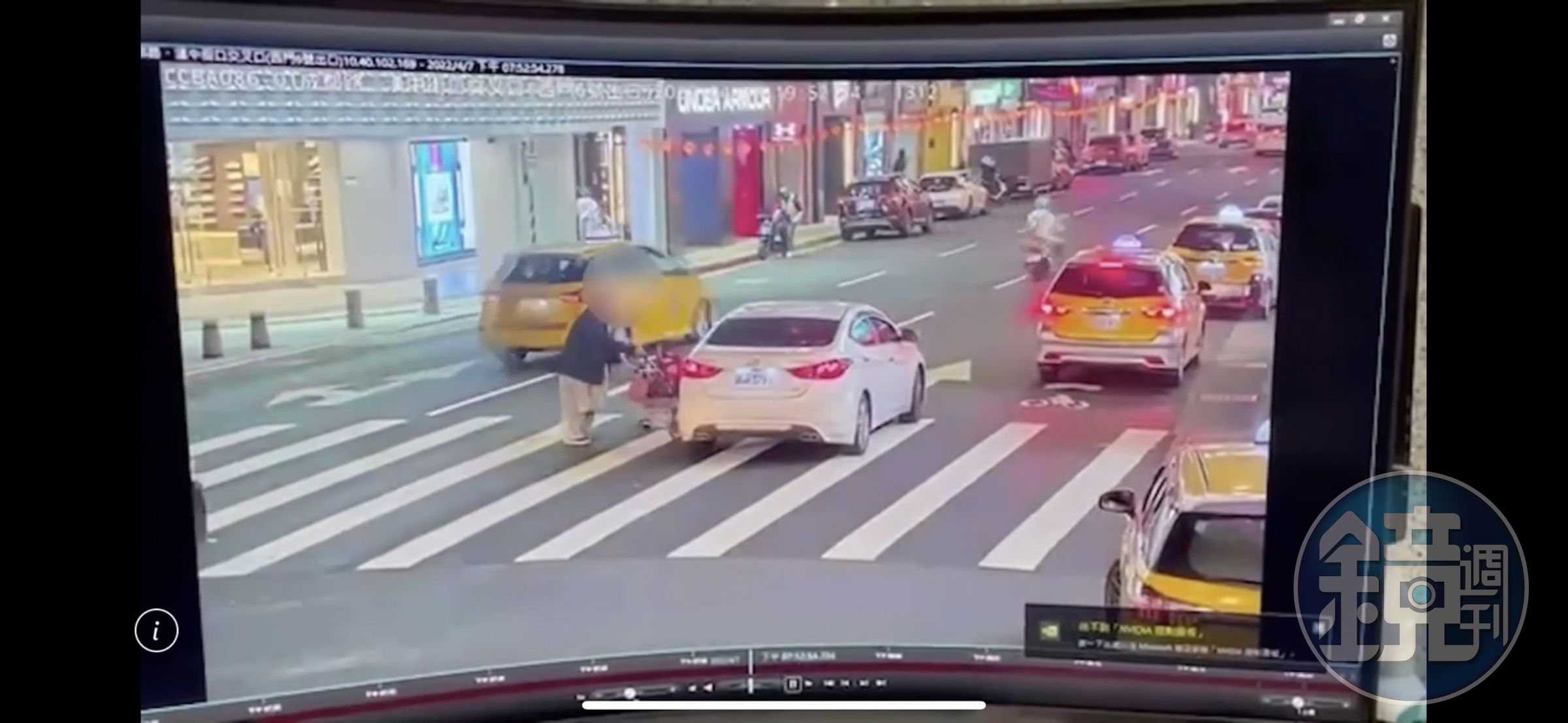 林男不滿過馬路時轎車駕駛未禮讓，竟持剪刀恐嚇。（翻攝畫面）