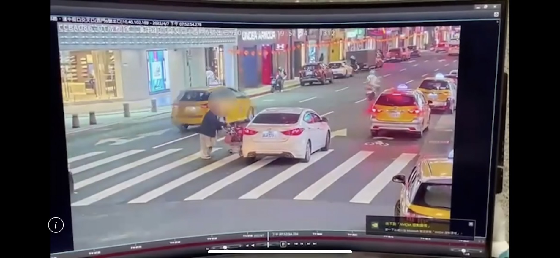 林男不滿過馬路時轎車駕駛未禮讓，竟持剪刀恐嚇。（翻攝畫面）