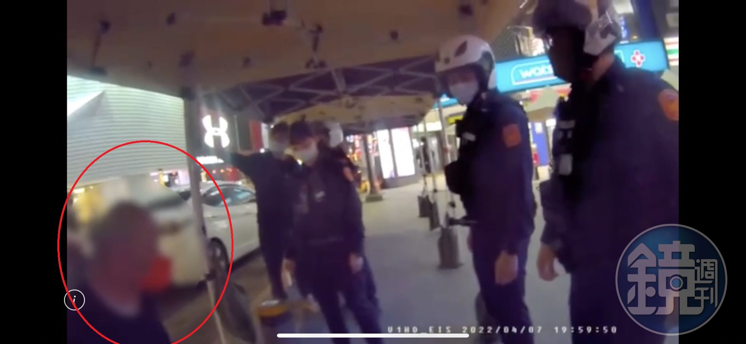 警方將雙方架離，並將林男（紅圈）帶回警局依恐嚇罪偵辦。（翻攝畫面）