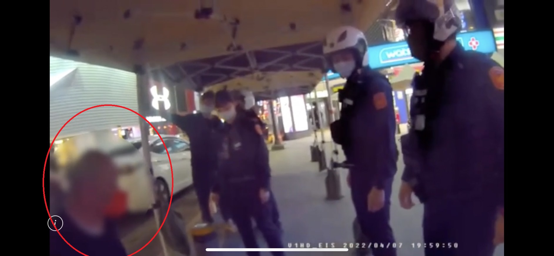 警方將雙方架離，並將林男（紅圈）帶回警局依恐嚇罪偵辦。（翻攝畫面）