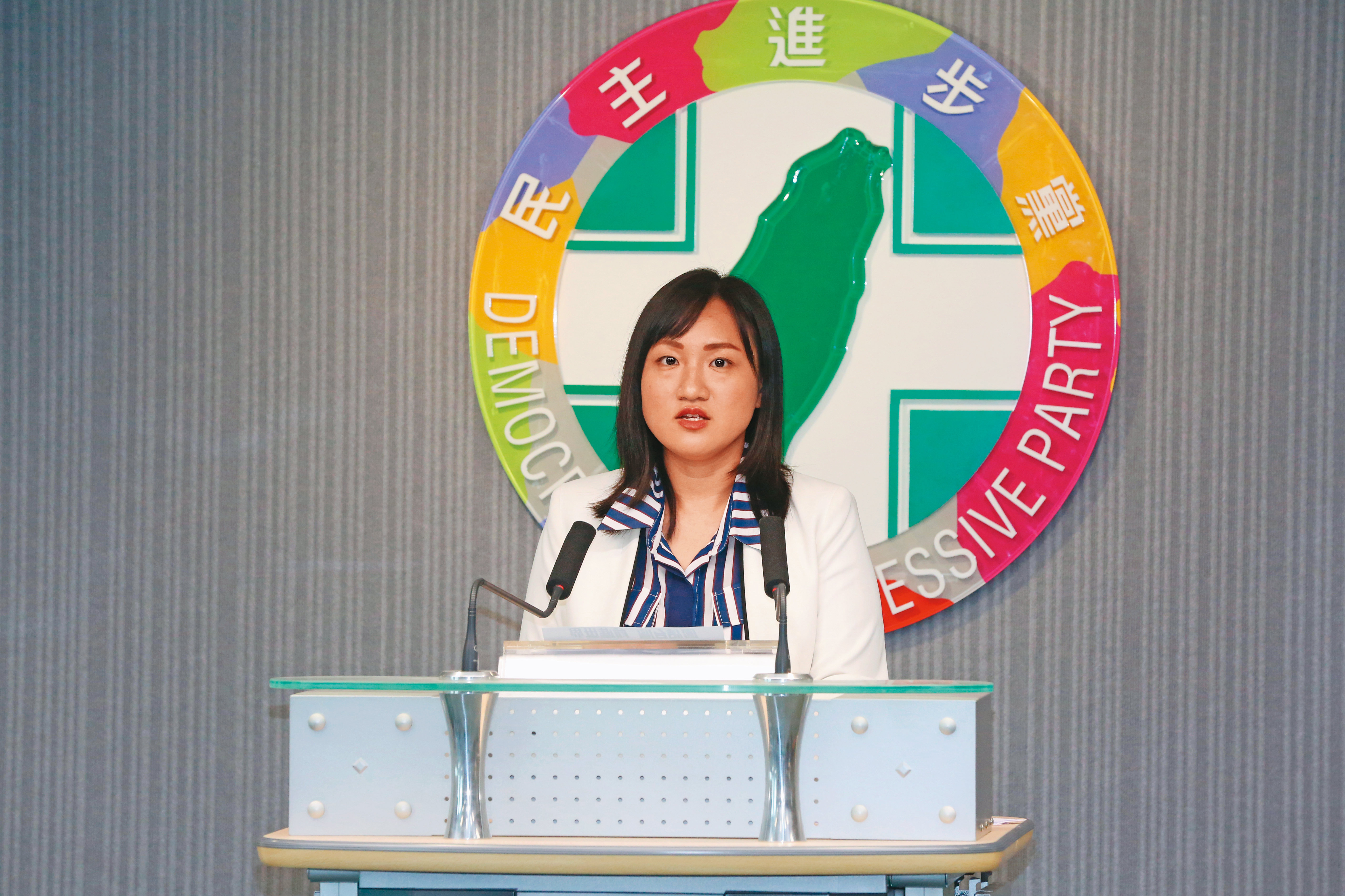 民進黨發言人謝佩芬曾公開控訴遭性騷，強調「沒有什麼大局能正當化這些惡行」。