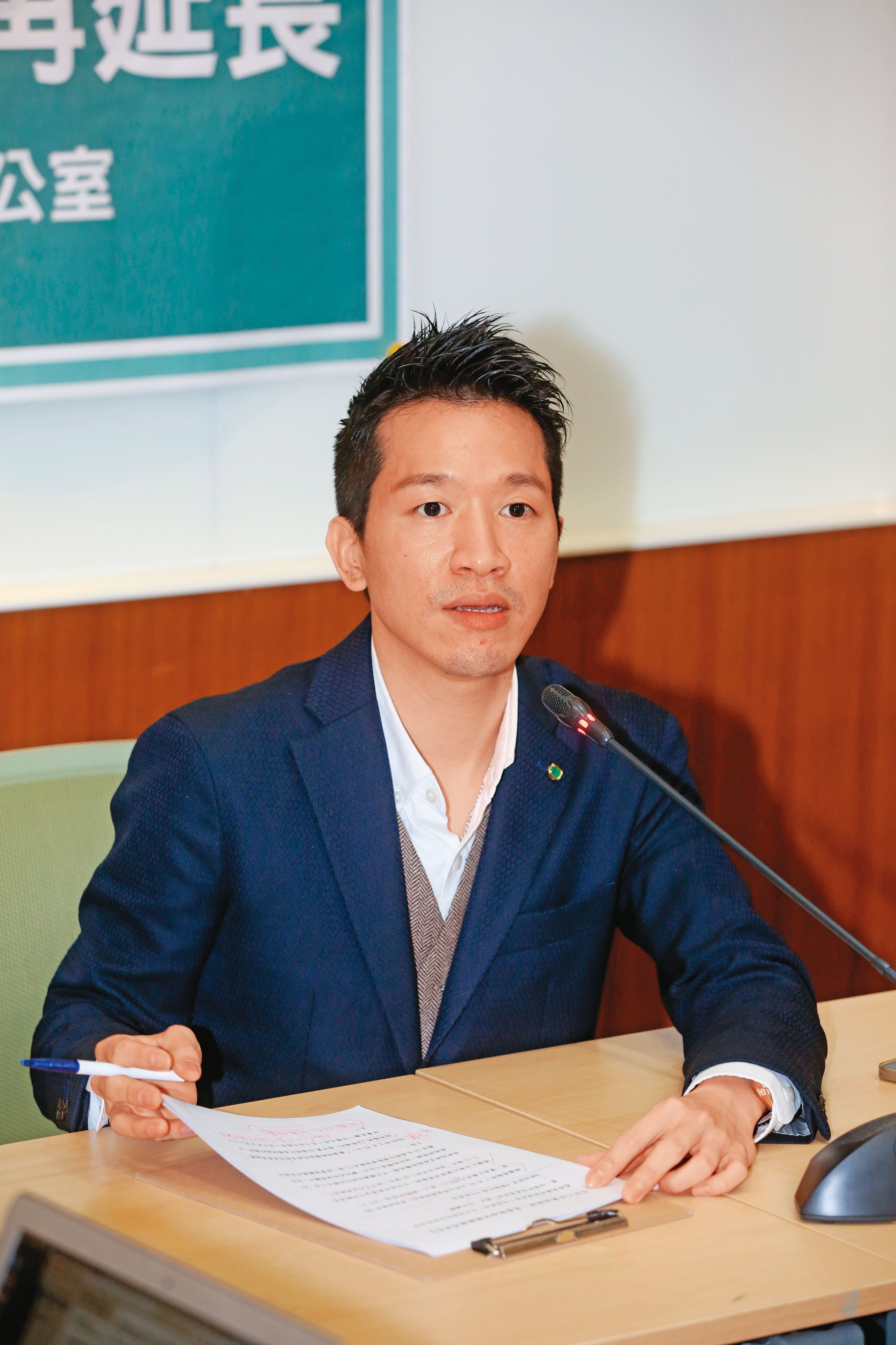立委何志偉遭民眾控訴亂摸手臂。