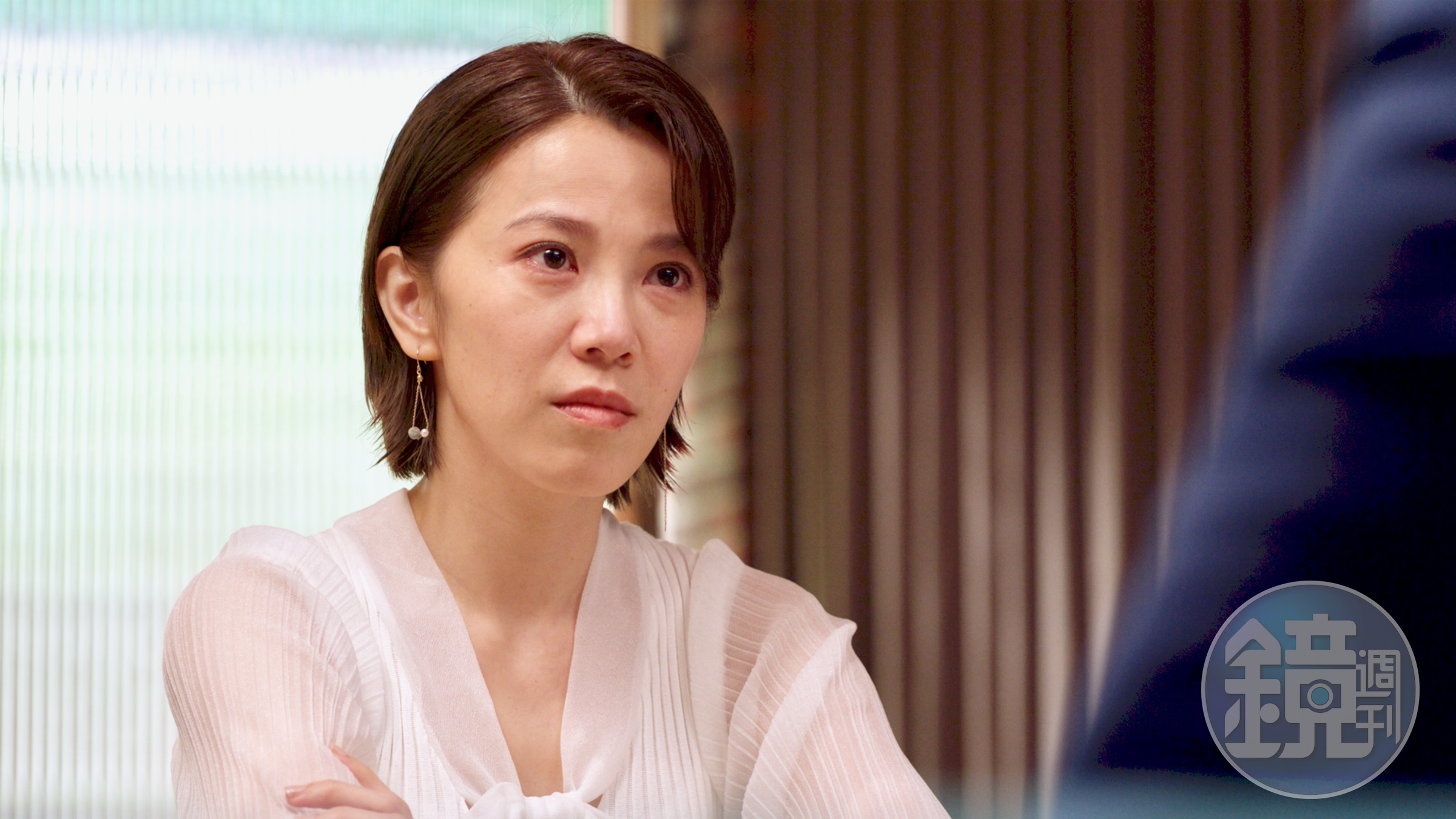 廖苡喬因看到邱董與邱夫人的恩愛照，瞪著翁家明。（華視提供）
