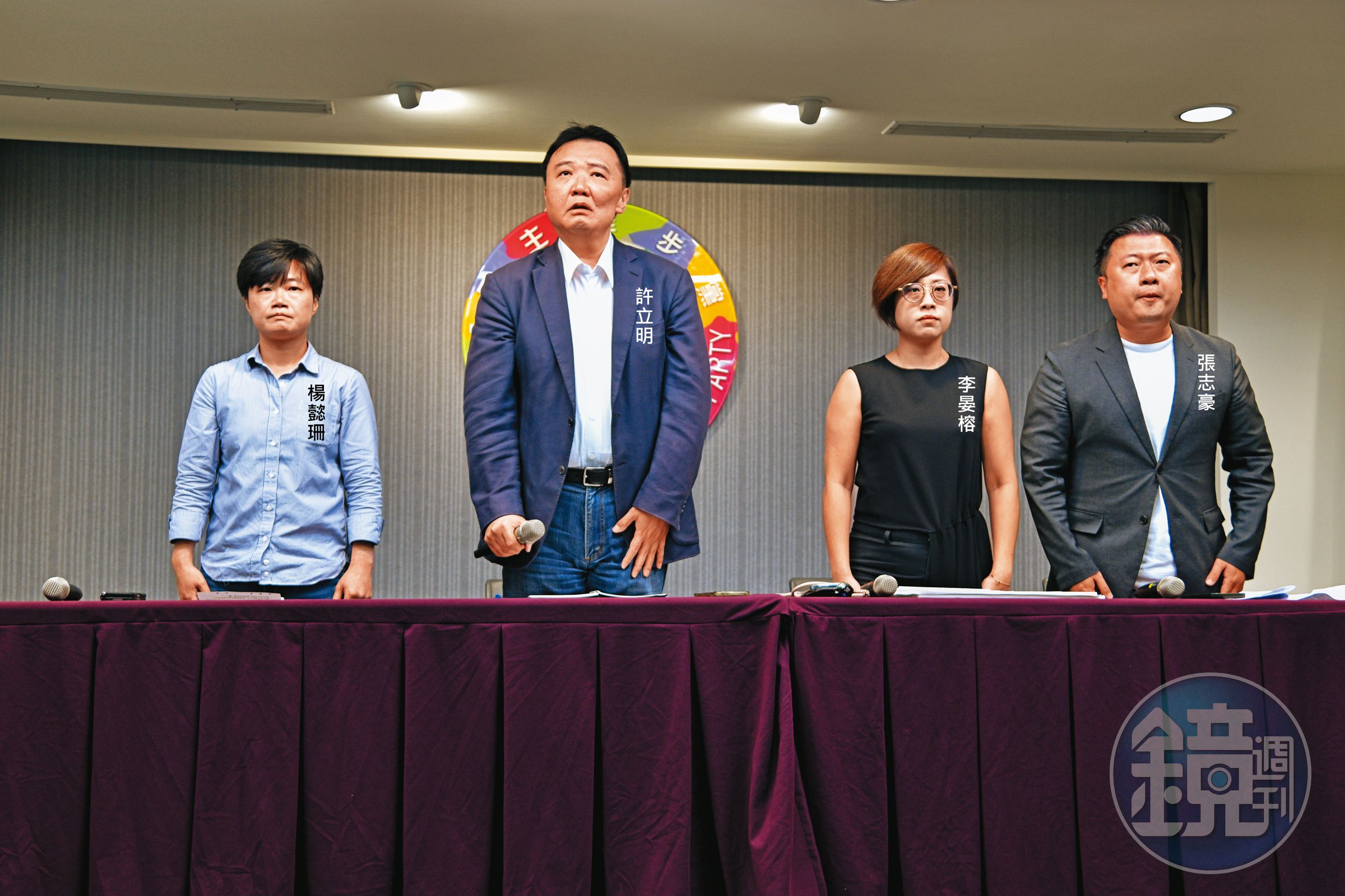 主席室主任周威佑、副祕書長楊懿珊、性平部主任李晏榕,組成性平事件調查小組。圖為民進黨祕書長許立明率相關黨務主管向受害者與社會致歉。