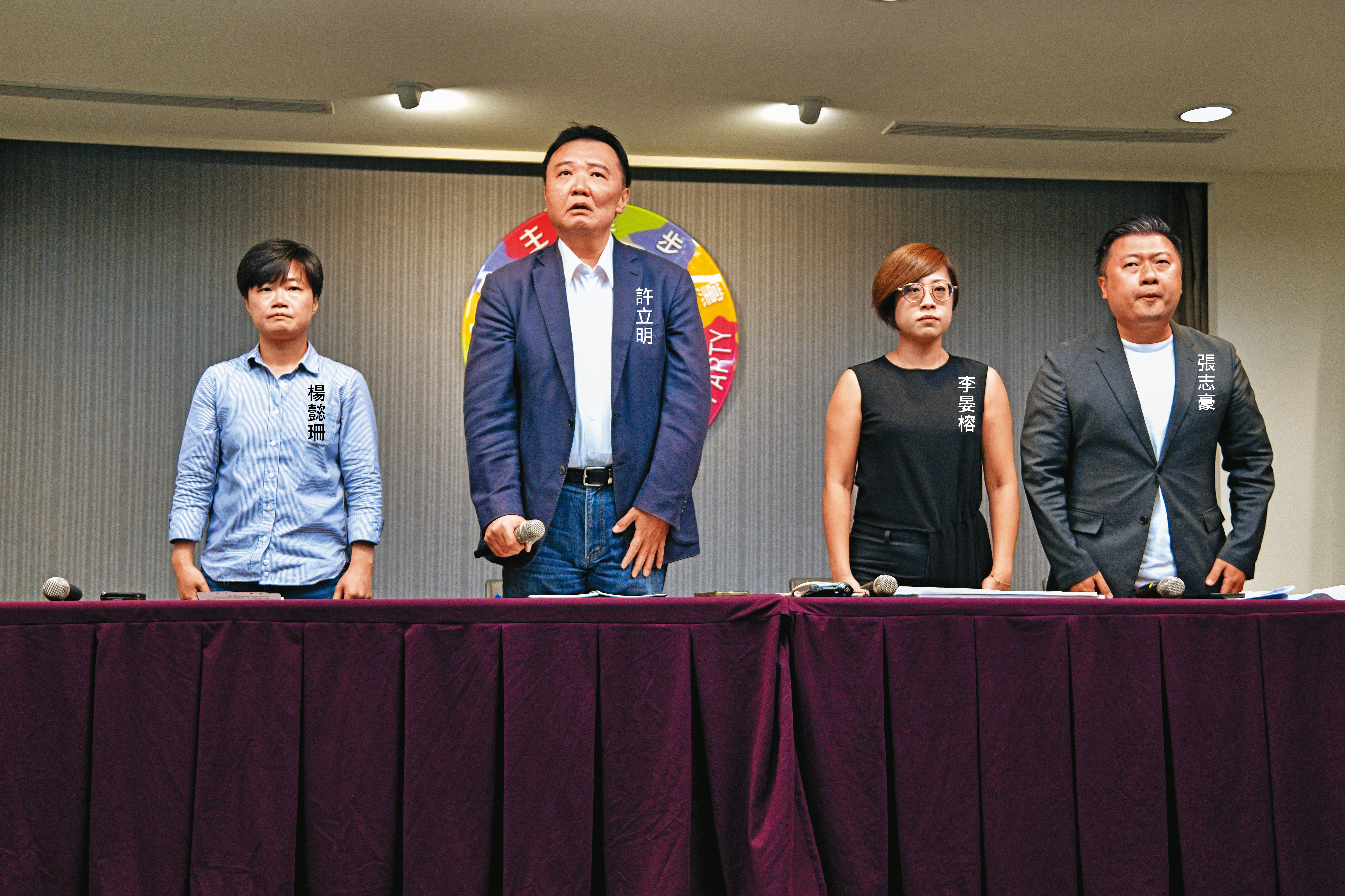 主席室主任周威佑、副祕書長楊懿珊、性平部主任李晏榕，組成性平事件調查小組。圖為民進黨祕書長許立明率相關黨務主管向受害者與社會致歉。