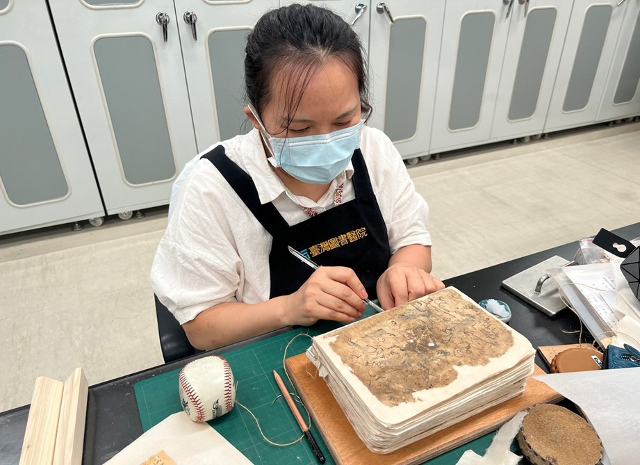 500年回教古蘭經，經三年修復完成送回靜思精舍。（慈濟基金會提供）