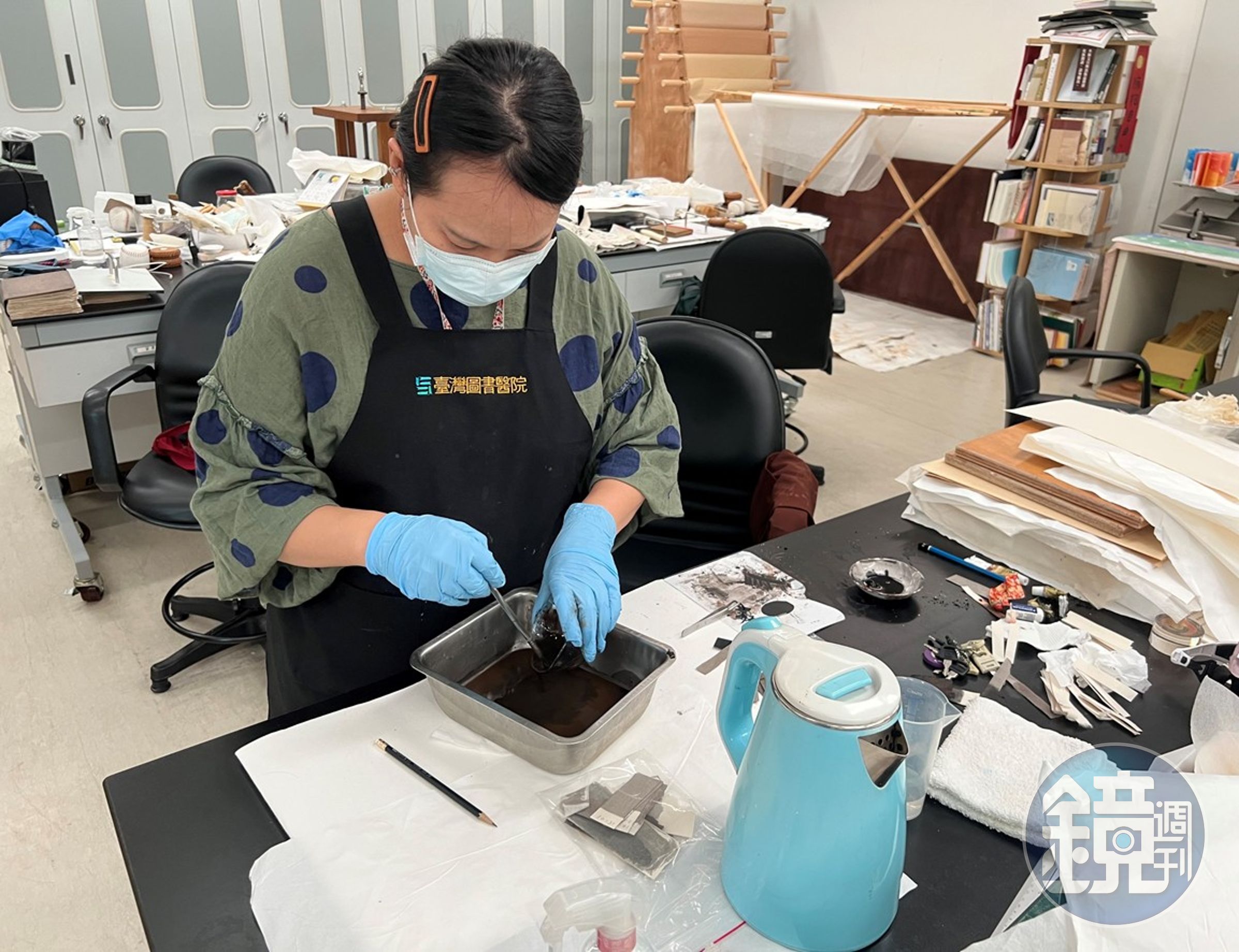 工作人員修復500年回教古蘭經過程。（慈濟基金會提供）