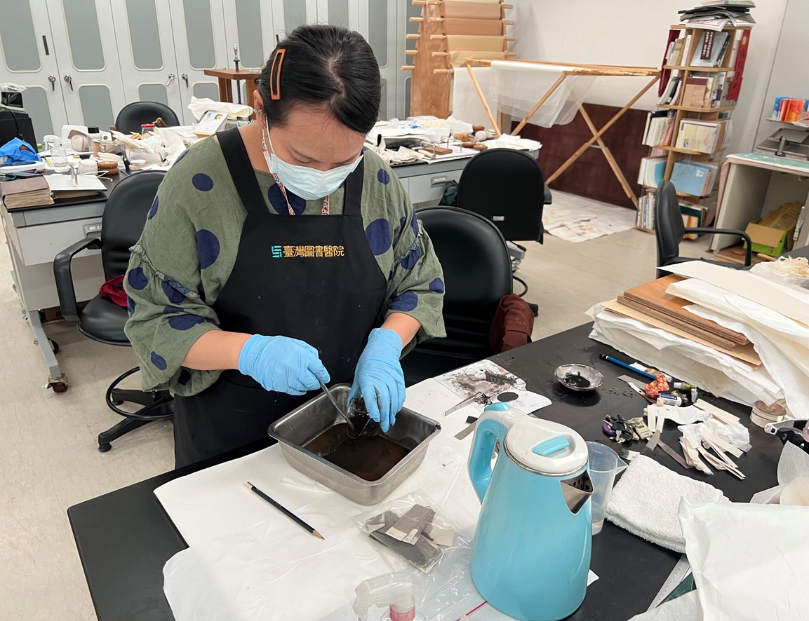 工作人員修復500年回教古蘭經過程。（慈濟基金會提供）