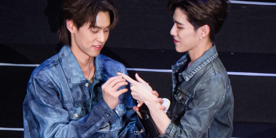 Billkin（左）將戒指套進PP（右）食指，讓現場與觀看線上直播的CP粉都大喊：「我的CP結婚啦！」（網路圖片）